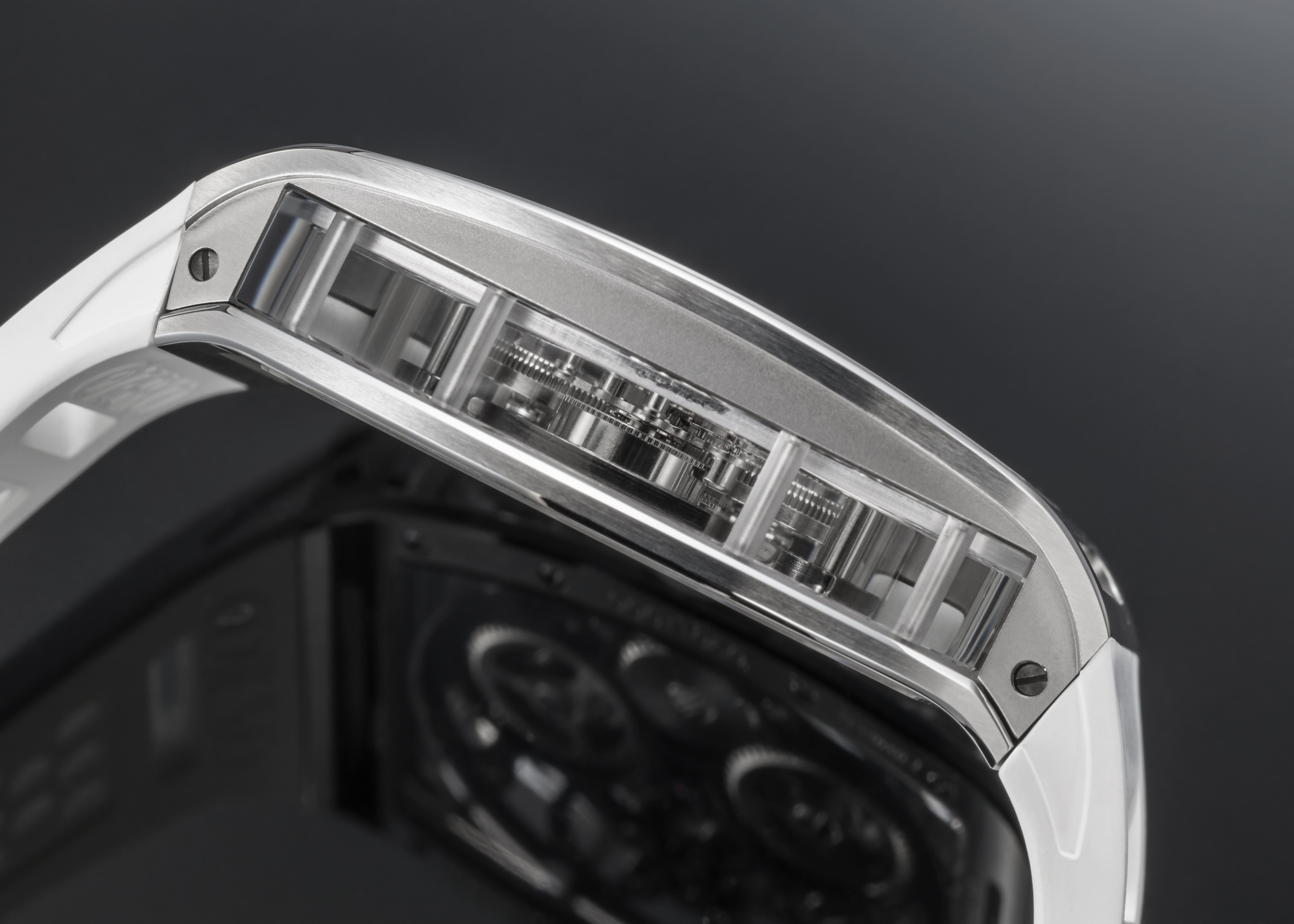 【ZT004-01SSVWH】阪急メンズ東京「FORTUNE TIME」限定モデル ── 精緻を愛する人へ贈る30本の特別仕様。 有楽町・阪急メンズ東京「FORTUNE TIME」にて、ZEROO T4-01をベースに開発された 完全別注モデル『ZT004-01SSVWH（Silver & Silver White-strap）』が登場しました。  ダイアルフレームには、美しく研ぎ澄まされたシルバーカラーを採用。 フルスケルトン構造とのコントラストが、ムーブメントの構造美をより際立たせ、 T4の持つ“メカニカルな美学”をさらに強調する仕上がりになっています。  数量はわずか30本限定。　ゼロタイム　トゥールビヨン × 手巻き式 — 誇りを「巻く」喜び ZEROO T4-01に搭載されているのは、伝統と革新を象徴する「手巻き式トゥールビヨン」。 この機構は、本来高級機にのみ許される精密機構であり、重力による姿勢差を補正して、精度を安定させるために開発されました。  さらに、“手巻き式”であること自体が、時計愛好家にとって格別の魅力です。 自らの指でゼンマイを巻き、命を吹き込む。ZEROO