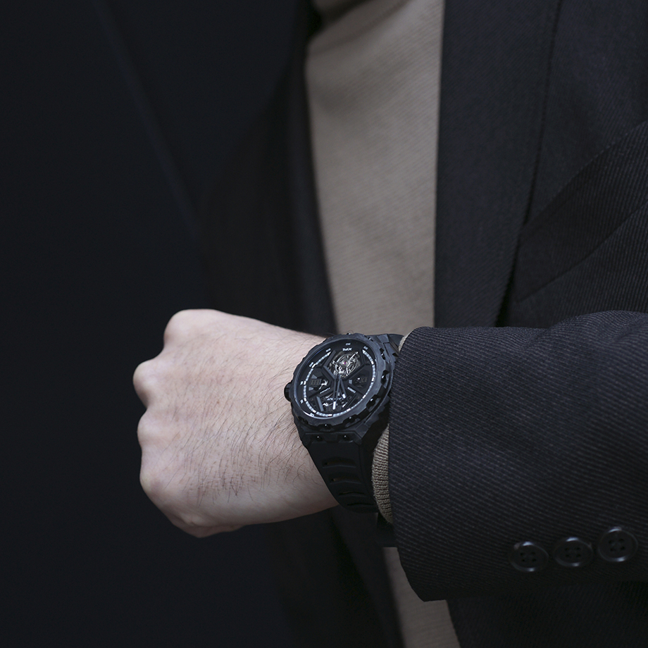 Blackout Watches（ブラックアウト・ウォッチズ） XPE TOURBILLON（エックスピーイー トゥールビヨン）自動巻ダブルバレル フライングトゥールビヨン搭載モデルのデビューフェア告知。ブランドのDNAであるスポーティさと革新性を継承しつつ、従来のトノー型ケースからラウンドケースへ進化した新世代Blackout。UACフォージドカーボンケースを採用し、約80gという軽量性と高強度を両立、さらにルミノバを混合した素材により暗闇で幻想的に発光する機械式腕時計。スケルトンダイヤルからは精巧なフライングトゥールビヨンの動きを堪能でき、スポーツウォッチの力強さとエレガンスを融合。約72時間パワーリザーブのスイスモディファイムーブメント、サファイアクリスタル（表裏）、10気圧防水、FKMラバーストラップ装備。NEXT BRIDGE by Fortune Time（大阪）および FORTUNE TIME 阪急メンズ東京にて開催されるXPE TOURBILLON Debut Fair対象モデル。