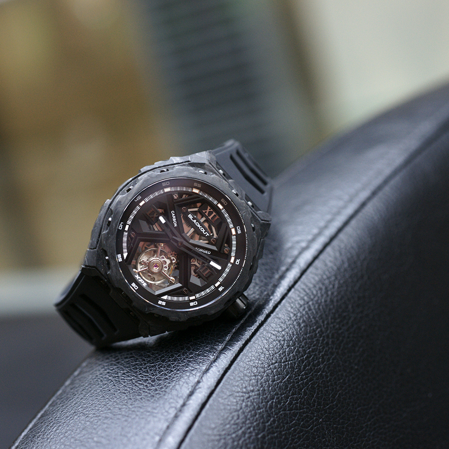 Blackout Watches（ブラックアウト・ウォッチズ） XPE TOURBILLON（エックスピーイー トゥールビヨン）自動巻ダブルバレル フライングトゥールビヨン搭載モデルのデビューフェア告知。ブランドのDNAであるスポーティさと革新性を継承しつつ、従来のトノー型ケースからラウンドケースへ進化した新世代Blackout。UACフォージドカーボンケースを採用し、約80gという軽量性と高強度を両立、さらにルミノバを混合した素材により暗闇で幻想的に発光する機械式腕時計。スケルトンダイヤルからは精巧なフライングトゥールビヨンの動きを堪能でき、スポーツウォッチの力強さとエレガンスを融合。約72時間パワーリザーブのスイスモディファイムーブメント、サファイアクリスタル（表裏）、10気圧防水、FKMラバーストラップ装備。NEXT BRIDGE by Fortune Time（大阪）および FORTUNE TIME 阪急メンズ東京にて開催されるXPE TOURBILLON Debut Fair対象モデル。