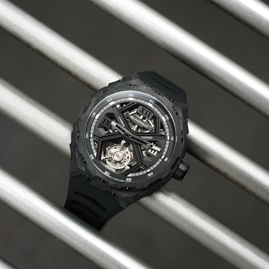 Blackout Watches（ブラックアウト・ウォッチズ） XPE TOURBILLON（エックスピーイー トゥールビヨン）自動巻ダブルバレル フライングトゥールビヨン搭載モデルのデビューフェア告知。ブランドのDNAであるスポーティさと革新性を継承しつつ、従来のトノー型ケースからラウンドケースへ進化した新世代Blackout。UACフォージドカーボンケースを採用し、約80gという軽量性と高強度を両立、さらにルミノバを混合した素材により暗闇で幻想的に発光する機械式腕時計。スケルトンダイヤルからは精巧なフライングトゥールビヨンの動きを堪能でき、スポーツウォッチの力強さとエレガンスを融合。約72時間パワーリザーブのスイスモディファイムーブメント、サファイアクリスタル（表裏）、10気圧防水、FKMラバーストラップ装備。NEXT BRIDGE by Fortune Time（大阪）および FORTUNE TIME 阪急メンズ東京にて開催されるXPE TOURBILLON Debut Fair対象モデル。