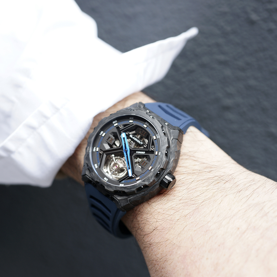 Blackout Watches（ブラックアウト・ウォッチズ） XPE TOURBILLON（エックスピーイー トゥールビヨン）自動巻ダブルバレル フライングトゥールビヨン搭載モデルのデビューフェア告知。ブランドのDNAであるスポーティさと革新性を継承しつつ、従来のトノー型ケースからラウンドケースへ進化した新世代Blackout。UACフォージドカーボンケースを採用し、約80gという軽量性と高強度を両立、さらにルミノバを混合した素材により暗闇で幻想的に発光する機械式腕時計。スケルトンダイヤルからは精巧なフライングトゥールビヨンの動きを堪能でき、スポーツウォッチの力強さとエレガンスを融合。約72時間パワーリザーブのスイスモディファイムーブメント、サファイアクリスタル（表裏）、10気圧防水、FKMラバーストラップ装備。NEXT BRIDGE by Fortune Time（大阪）および FORTUNE TIME 阪急メンズ東京にて開催されるXPE TOURBILLON Debut Fair対象モデル。