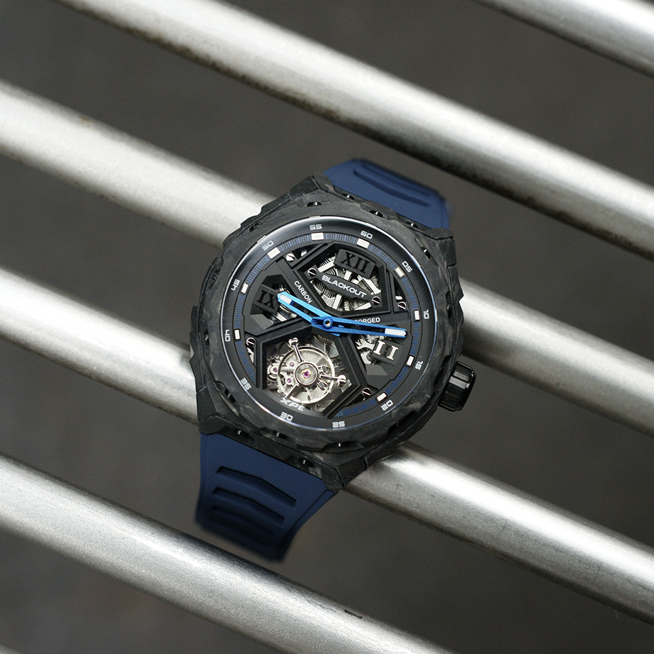 Blackout Watches（ブラックアウト・ウォッチズ） XPE TOURBILLON（エックスピーイー トゥールビヨン）自動巻ダブルバレル フライングトゥールビヨン搭載モデルのデビューフェア告知。ブランドのDNAであるスポーティさと革新性を継承しつつ、従来のトノー型ケースからラウンドケースへ進化した新世代Blackout。UACフォージドカーボンケースを採用し、約80gという軽量性と高強度を両立、さらにルミノバを混合した素材により暗闇で幻想的に発光する機械式腕時計。スケルトンダイヤルからは精巧なフライングトゥールビヨンの動きを堪能でき、スポーツウォッチの力強さとエレガンスを融合。約72時間パワーリザーブのスイスモディファイムーブメント、サファイアクリスタル（表裏）、10気圧防水、FKMラバーストラップ装備。NEXT BRIDGE by Fortune Time（大阪）および FORTUNE TIME 阪急メンズ東京にて開催されるXPE TOURBILLON Debut Fair対象モデル。