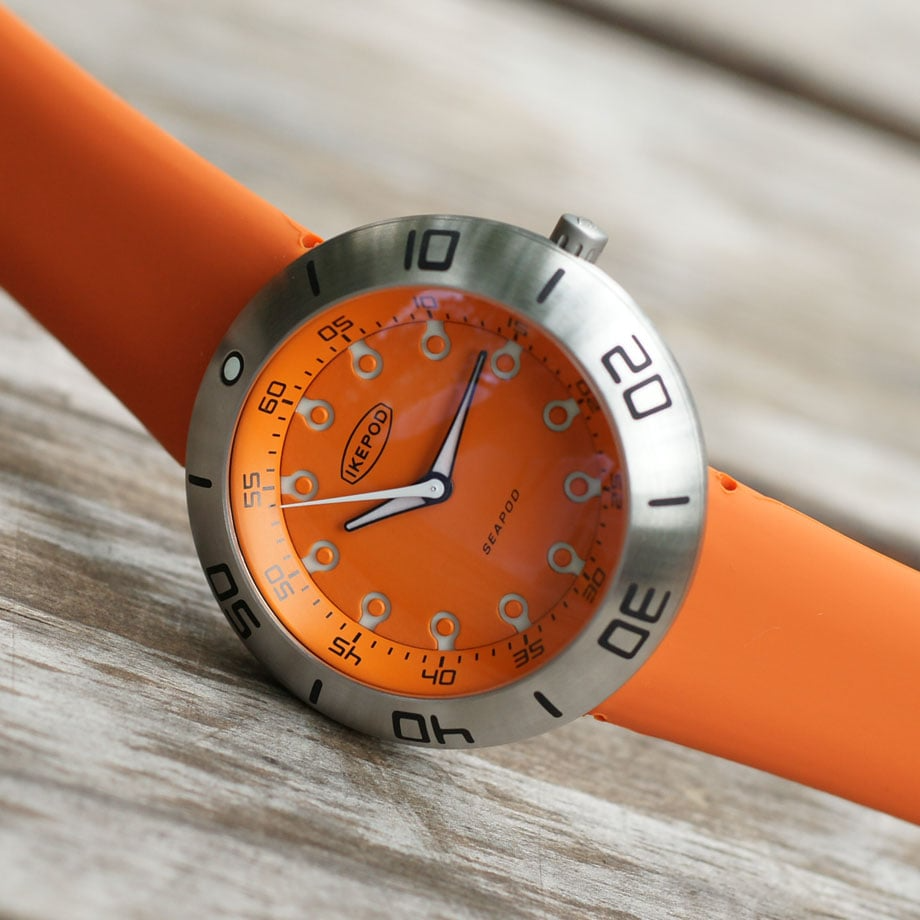 IKEPOD（アイクポッド） SEAPOD 30TH Anniversary Limited Edition / IPS008SILO30TH LLOYD。2024年、ブランド誕生30周年を記念して製作された世界限定30本の特別な機械式腕時計。hD3に所属しタグ・ホイヤーなども手がけてきたファブリス・ゴネがデザインを担当し、IKEPODの象徴であるUFO型ケースを継承しながら200M防水を実現した本格ダイバーズモデル。46mmの大型ケースながら、人間工学に基づいた流線形フォルムにより優れた装着感を実現。逆回転防止ベゼルとインデックスにはルミノバを採用し、高い視認性を確保。日本製機械式ムーブメントMIYOTA9039を搭載し、シースルーではなく記念モデルならではのシリアル刻印入りケースバックと限定証明書が付属。オレンジのシリコンストラップが映える、30周年という節目にふさわしいコレクターズピース。