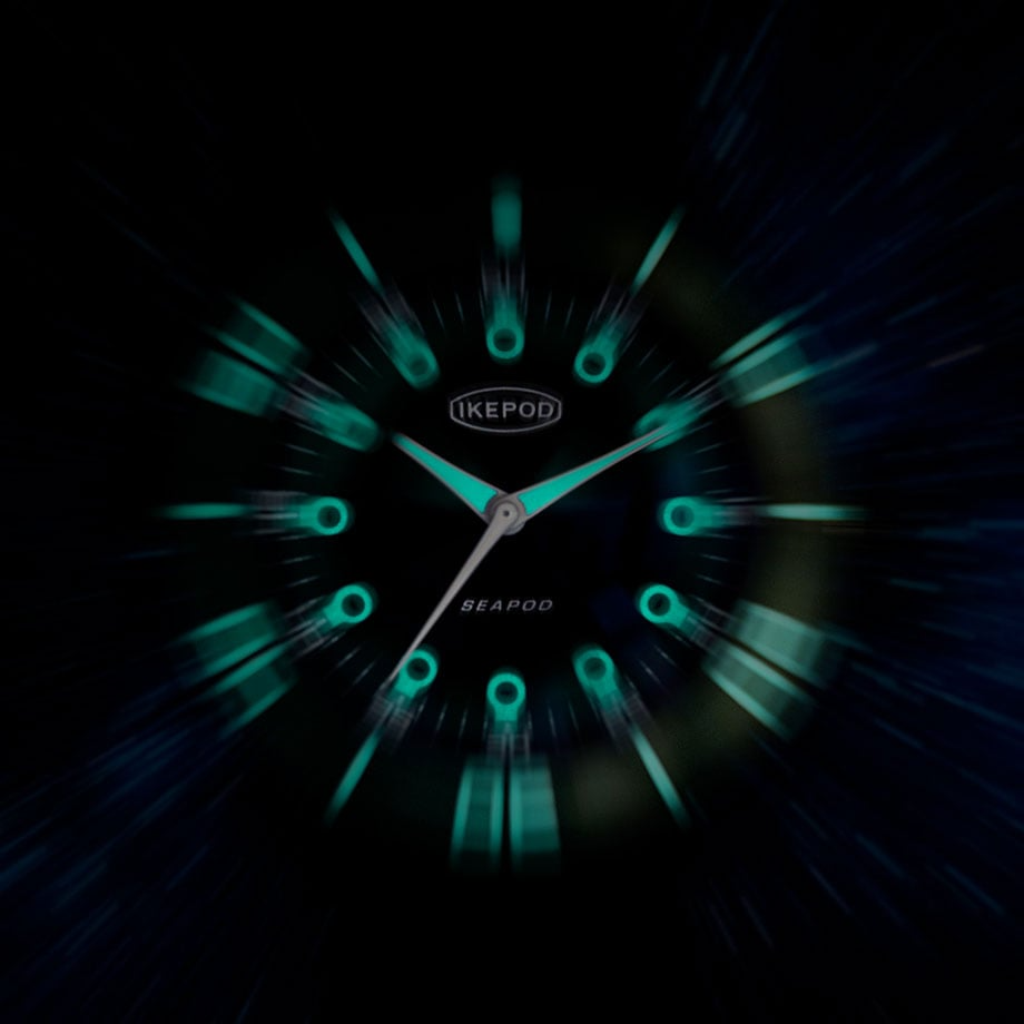 IKEPOD（アイクポッド） SEAPOD 30TH Anniversary Limited Edition / IPS008SILO30TH LLOYD。2024年、ブランド誕生30周年を記念して製作された世界限定30本の特別な機械式腕時計。hD3に所属しタグ・ホイヤーなども手がけてきたファブリス・ゴネがデザインを担当し、IKEPODの象徴であるUFO型ケースを継承しながら200M防水を実現した本格ダイバーズモデル。46mmの大型ケースながら、人間工学に基づいた流線形フォルムにより優れた装着感を実現。逆回転防止ベゼルとインデックスにはルミノバを採用し、高い視認性を確保。日本製機械式ムーブメントMIYOTA9039を搭載し、シースルーではなく記念モデルならではのシリアル刻印入りケースバックと限定証明書が付属。オレンジのシリコンストラップが映える、30周年という節目にふさわしいコレクターズピース。