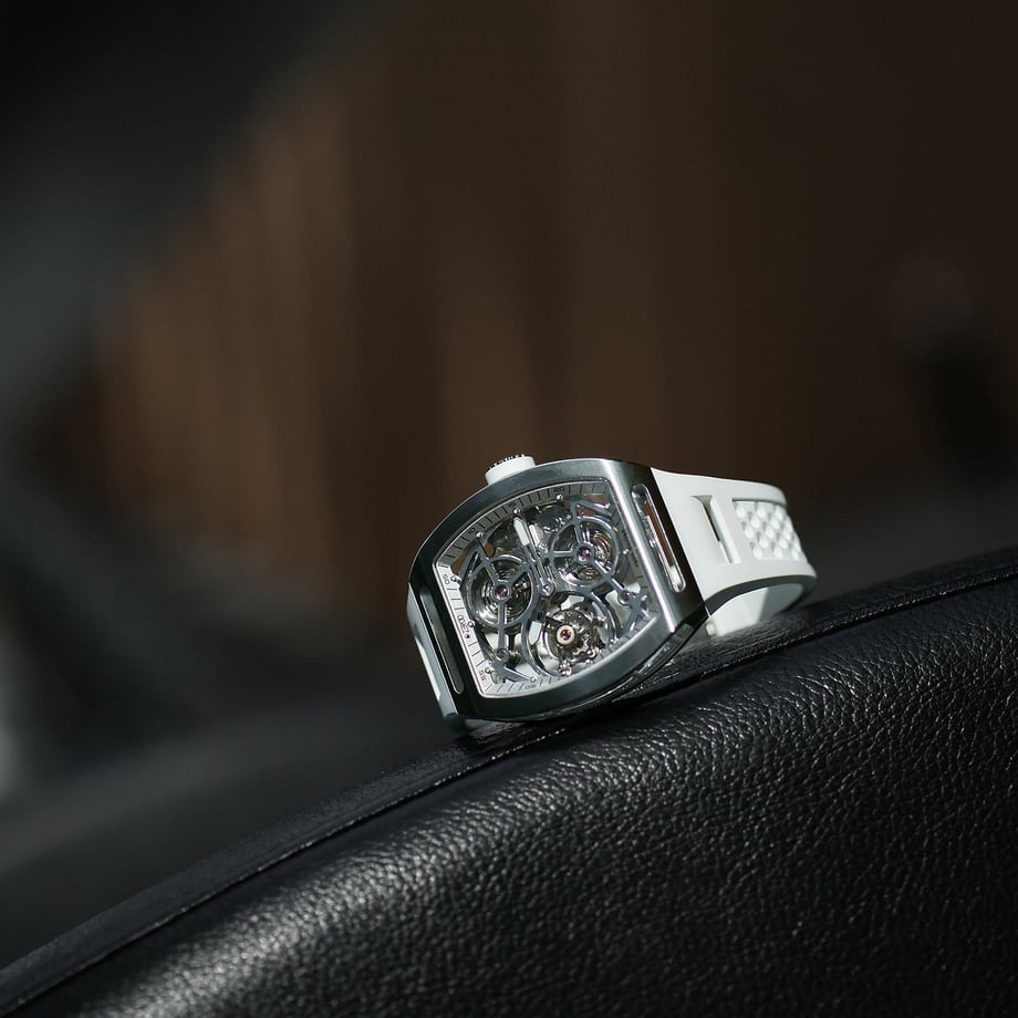 ZEROO ZT004-01SSVWHは、阪急メンズ東京「FORTUNE TIME」で30本限定発売された特別仕様のスケルトントゥールビヨン腕時計。トノー型41mmケースにフルスケルトン構造と手巻き式トゥールビヨンを搭載し、精緻なムーブメントの動きを可視化。高級感あふれるシルバー×ホワイト配色に、耐傷性と透明度に優れたサファイアガラスを採用した国内限定モデル。