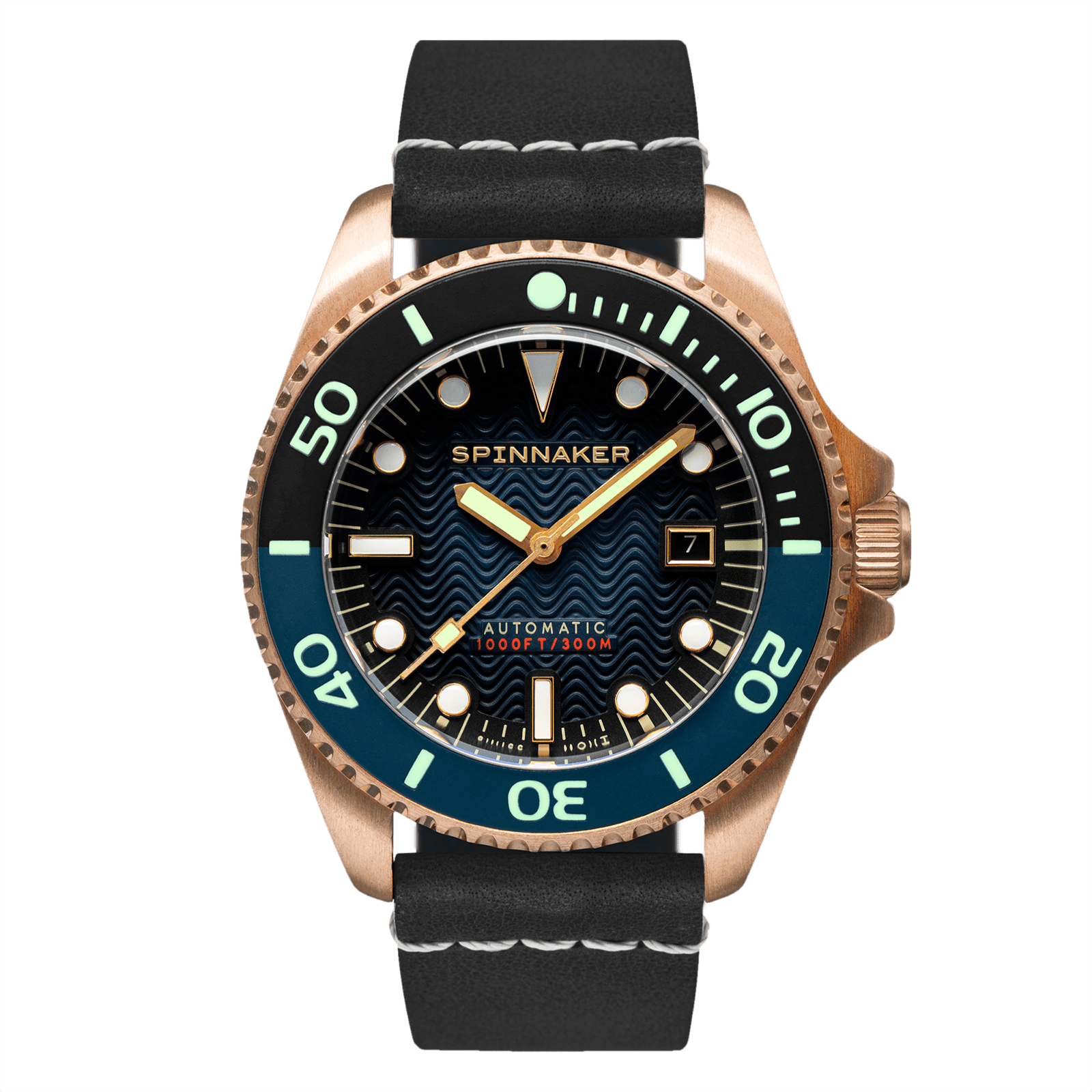 ブロンズケースを用いた「テセイ ブロンズ スイス オートマティック」。ブロンズ特有の味わい深さを表現しながら、防水や自動調整式ヘリウム・リリース・バルブといった本格仕様を実現。細部に至るまでクラフツマンシップのこだわりを満たし、深海に挑んだ歴代の勇士たちを賛美する。品番：SP-5060-0A ムーブメント：スイス 自動巻ムーブメント M-SA-SW200-D3BKW ケースサイズ：43mm ケース素材：ブロンズケース ダイアルカラー：ブルー 風防：サファイアレンズ（反射防止コーティング） 防水：300m防水 ベルト素材：レザー