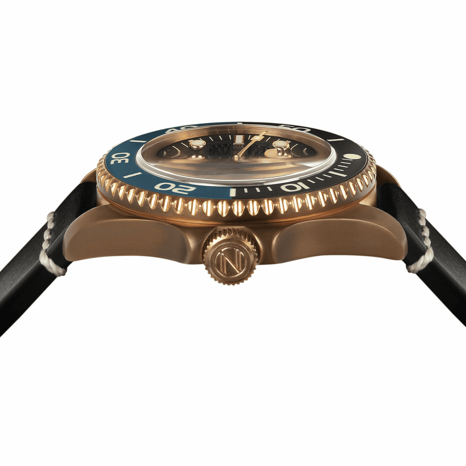 ブロンズケースを用いた「テセイ ブロンズ スイス オートマティック」。ブロンズ特有の味わい深さを表現しながら、防水や自動調整式ヘリウム・リリース・バルブといった本格仕様を実現。細部に至るまでクラフツマンシップのこだわりを満たし、深海に挑んだ歴代の勇士たちを賛美する。品番：SP-5060-0A ムーブメント：スイス 自動巻ムーブメント M-SA-SW200-D3BKW ケースサイズ：43mm ケース素材：ブロンズケース ダイアルカラー：ブルー 風防：サファイアレンズ（反射防止コーティング） 防水：300m防水 ベルト素材：レザー