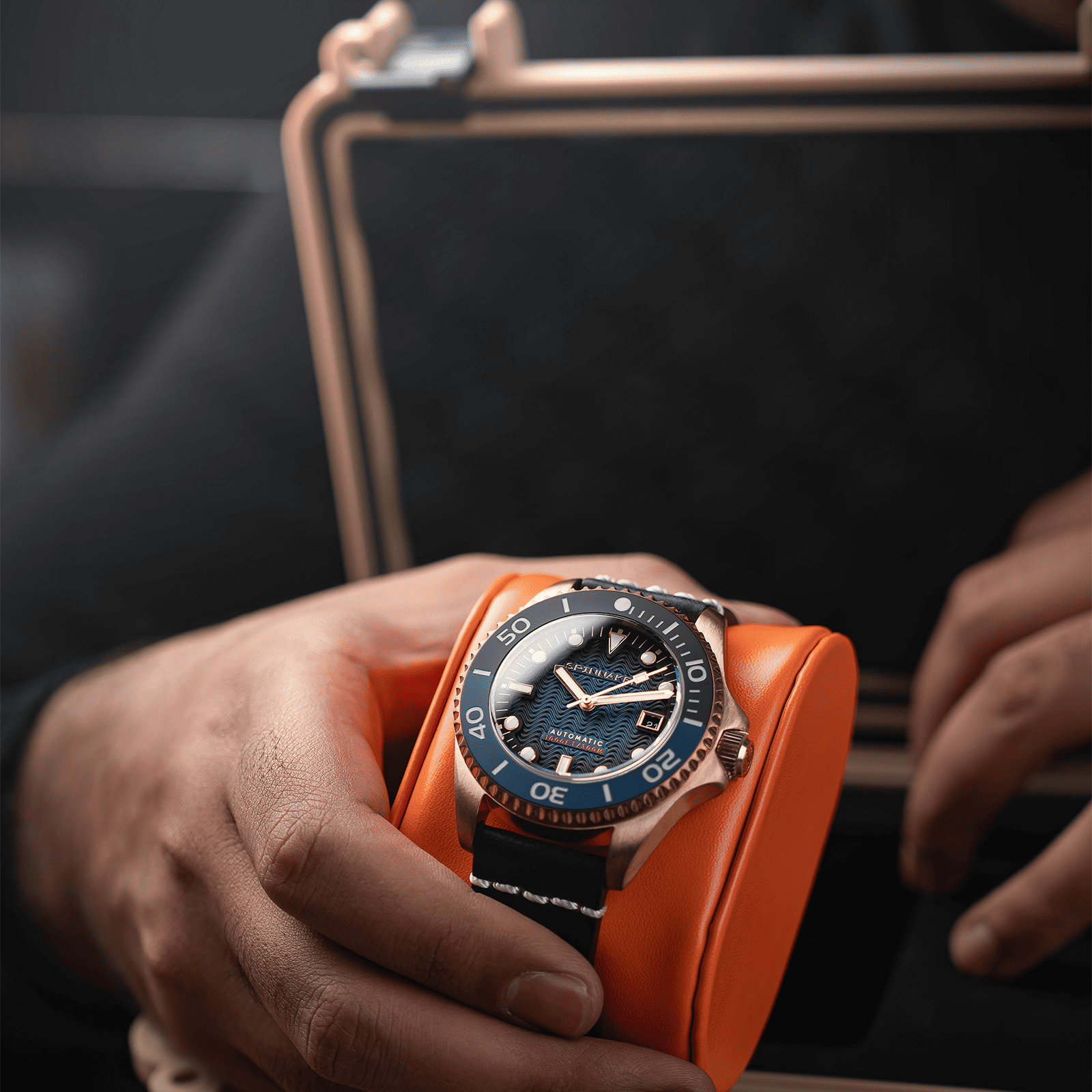 ブロンズケースを用いた「テセイ ブロンズ スイス オートマティック」。ブロンズ特有の味わい深さを表現しながら、防水や自動調整式ヘリウム・リリース・バルブといった本格仕様を実現。細部に至るまでクラフツマンシップのこだわりを満たし、深海に挑んだ歴代の勇士たちを賛美する。品番：SP-5060-0A ムーブメント：スイス 自動巻ムーブメント M-SA-SW200-D3BKW ケースサイズ：43mm ケース素材：ブロンズケース ダイアルカラー：ブルー 風防：サファイアレンズ（反射防止コーティング） 防水：300m防水 ベルト素材：レザー