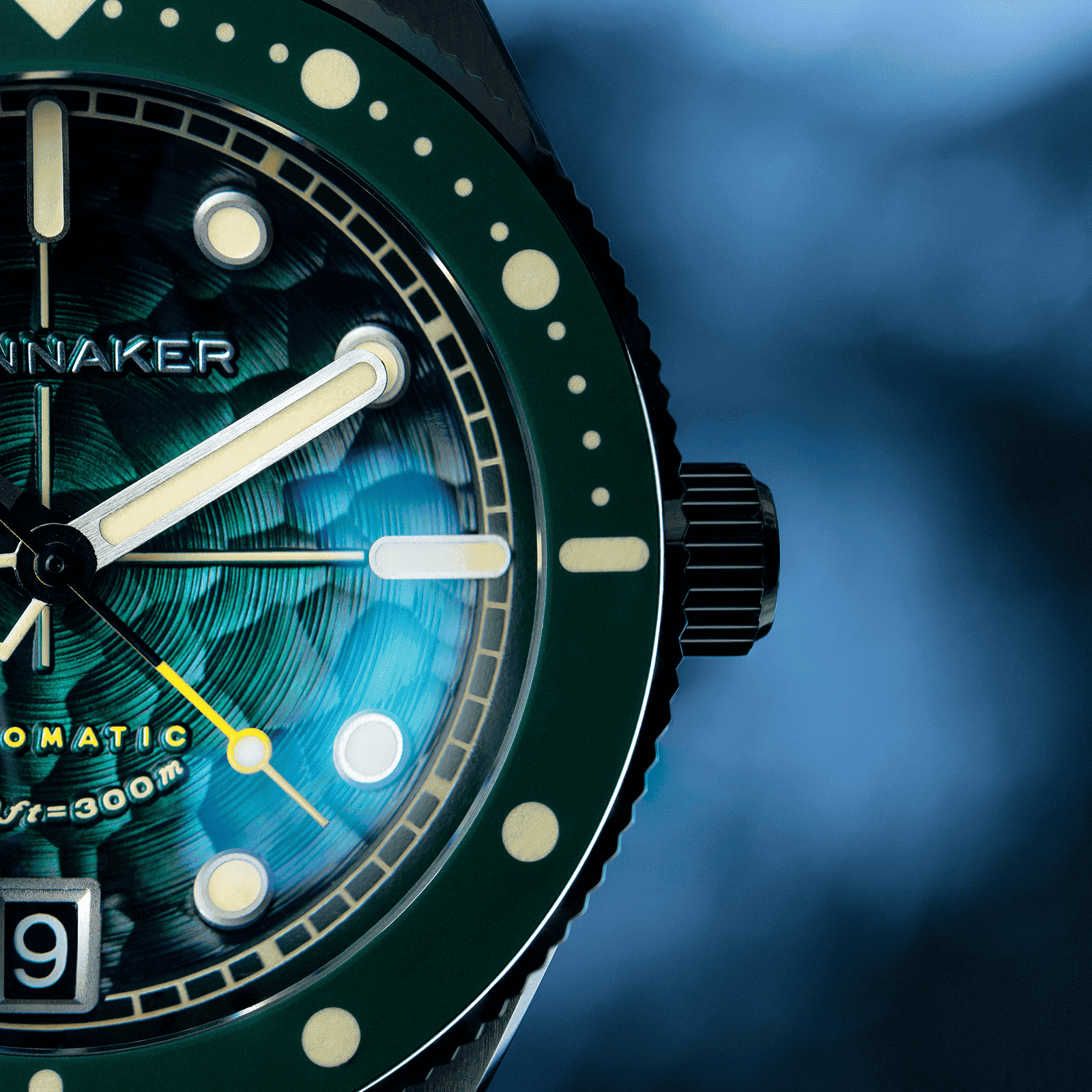 SPINNAKER CHALLENGER AUTOMATIC スピニカー チャレンジャー オートマチック / SP-5159-22バブルレンズを42mmに小径化して着用感を高めた“ジュニアピカール”、その名はチャレンジャー。  新たに誕生したチャレンジャー オートマチックは、スピニカーの人気作であるピカールコレクションの“ジュニア”に位置するコレクションです。  スイスの海洋学者であり、探検家でもあったジャック・ピカール氏は、アメリカ海軍のドン・ウォルシュ大尉と共に世界の深海を探検していました。 そして1960年には、彼が発明したバチスカーフ（深海潜水艇）・トリエステ号が、世界で最も深いマリアナ海溝最深部の1万916メートル、通称チャレンジャー海淵への潜水に成功。 人類で初めて“深淵”に到達した偉大なる功績に敬意を払い、チャレンジャー海淵探査ミッションに込められた情熱や冒険心を表現しました。  未だ踏み入れたことのない場所を目指し、ピカール氏ら探検家たちがついにたどり着いた水深1万メートル超の世界。 神秘と畏敬の対象として彼らの眼前に広がっていたであろう海底の様子をダイヤルに表現しました。 特徴的なグラデーシ