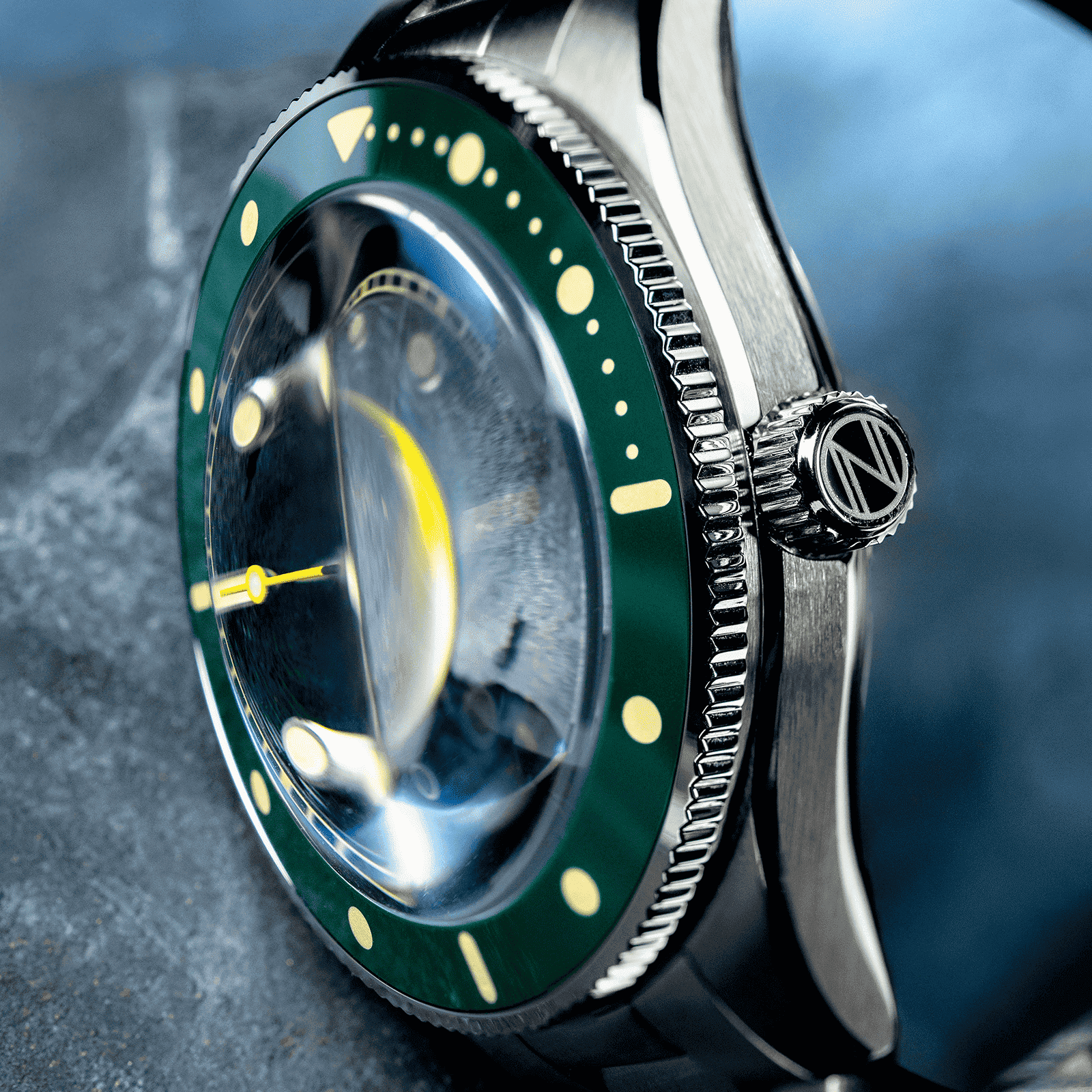 SPINNAKER CHALLENGER AUTOMATIC スピニカー チャレンジャー オートマチック / SP-5159-22バブルレンズを42mmに小径化して着用感を高めた“ジュニアピカール”、その名はチャレンジャー。  新たに誕生したチャレンジャー オートマチックは、スピニカーの人気作であるピカールコレクションの“ジュニア”に位置するコレクションです。  スイスの海洋学者であり、探検家でもあったジャック・ピカール氏は、アメリカ海軍のドン・ウォルシュ大尉と共に世界の深海を探検していました。 そして1960年には、彼が発明したバチスカーフ（深海潜水艇）・トリエステ号が、世界で最も深いマリアナ海溝最深部の1万916メートル、通称チャレンジャー海淵への潜水に成功。 人類で初めて“深淵”に到達した偉大なる功績に敬意を払い、チャレンジャー海淵探査ミッションに込められた情熱や冒険心を表現しました。  未だ踏み入れたことのない場所を目指し、ピカール氏ら探検家たちがついにたどり着いた水深1万メートル超の世界。 神秘と畏敬の対象として彼らの眼前に広がっていたであろう海底の様子をダイヤルに表現しました。 特徴的なグラデーシ