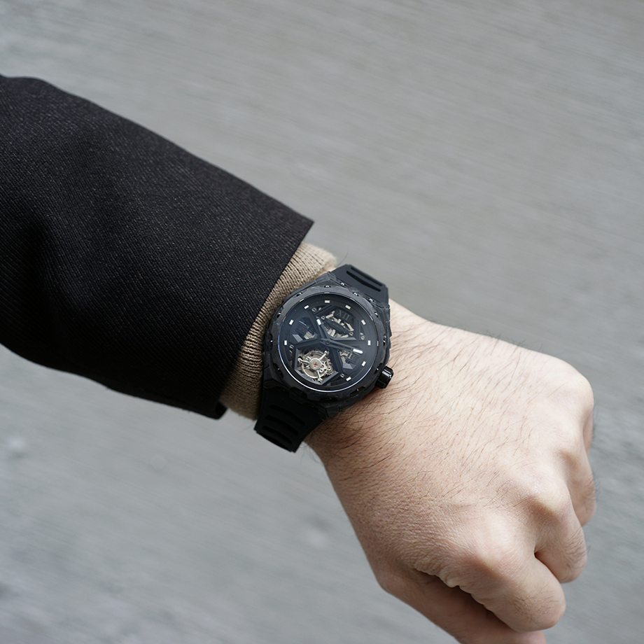 Blackout Watches（ブラックアウト・ウォッチズ） XPE TOURBILLON（エックスピーイー トゥールビヨン）自動巻ダブルバレル フライングトゥールビヨン搭載モデルのデビューフェア告知。ブランドのDNAであるスポーティさと革新性を継承しつつ、従来のトノー型ケースからラウンドケースへ進化した新世代Blackout。UACフォージドカーボンケースを採用し、約80gという軽量性と高強度を両立、さらにルミノバを混合した素材により暗闇で幻想的に発光する機械式腕時計。スケルトンダイヤルからは精巧なフライングトゥールビヨンの動きを堪能でき、スポーツウォッチの力強さとエレガンスを融合。約72時間パワーリザーブのスイスモディファイムーブメント、サファイアクリスタル（表裏）、10気圧防水、FKMラバーストラップ装備。NEXT BRIDGE by Fortune Time（大阪）および FORTUNE TIME 阪急メンズ東京にて開催されるXPE TOURBILLON Debut Fair対象モデル。