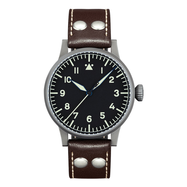 第二次世界大戦時のドイツ空軍用観測時計を復刻したLaco 861746 ORIGINAL PILOT Memmingenは、FL23883刻印とサンドブラスト加工ケースが本物の軍用時計の風格を放つ、42mm手巻きパイロットウォッチ。