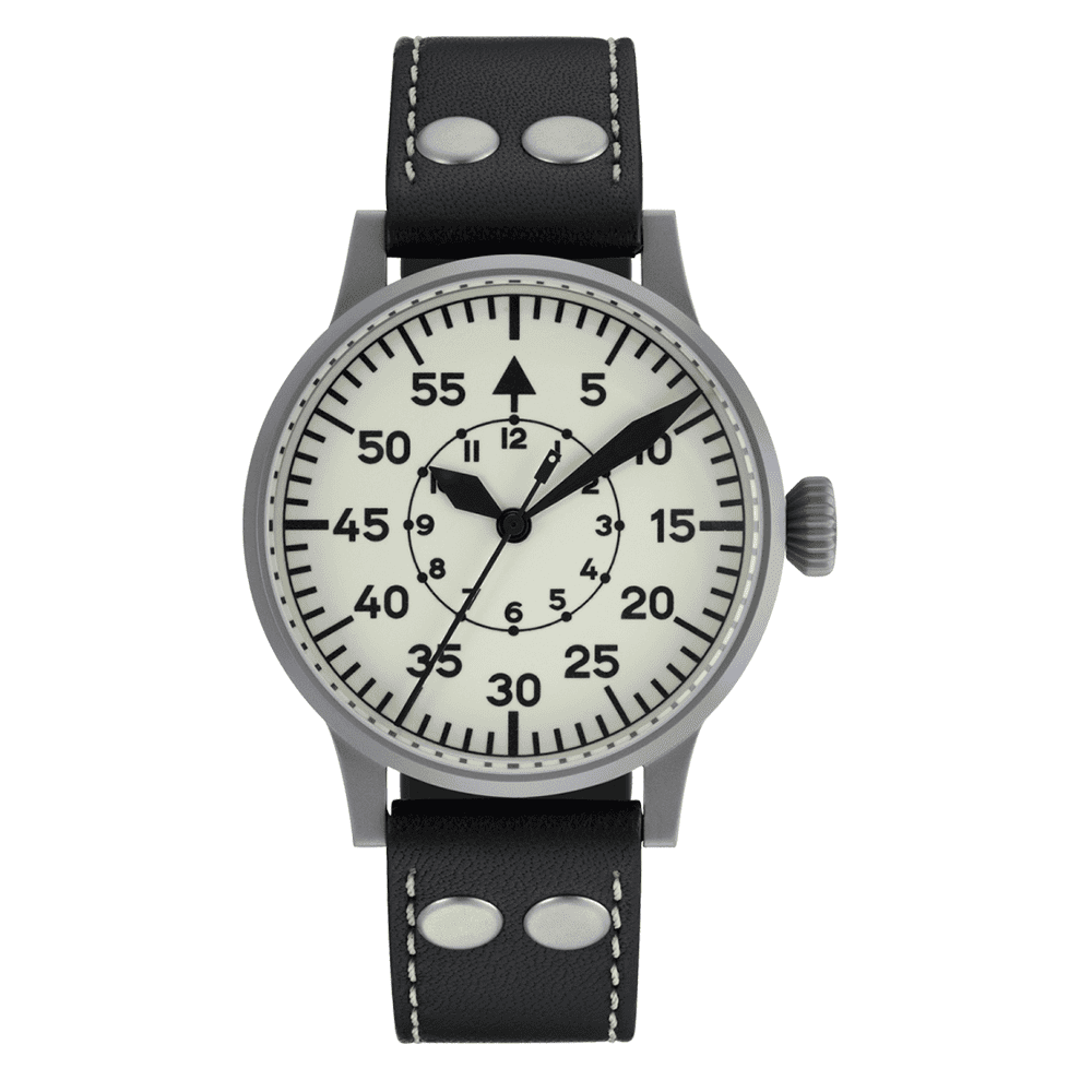 歴史的背景に基づくクラシックな軍用時計の魅力 Laco 861893 ORIGINAL PILOT Wien42は、第二次世界大戦時にドイツ空軍向けに製造された歴史的なフリーガー（観測）ウォッチの復刻モデルであり、当時と同様の42mmサイズ、ドーム型反射防止サファイアガラス、そして「FL23883」刻印入りのサンドブラスト仕上げケースを忠実に再現。ドイツのクラフトマンシップとミリタリー精度を感じさせる本格派で、時計マニア垂涎のコレクターズアイテムとしての存在感を放つ。