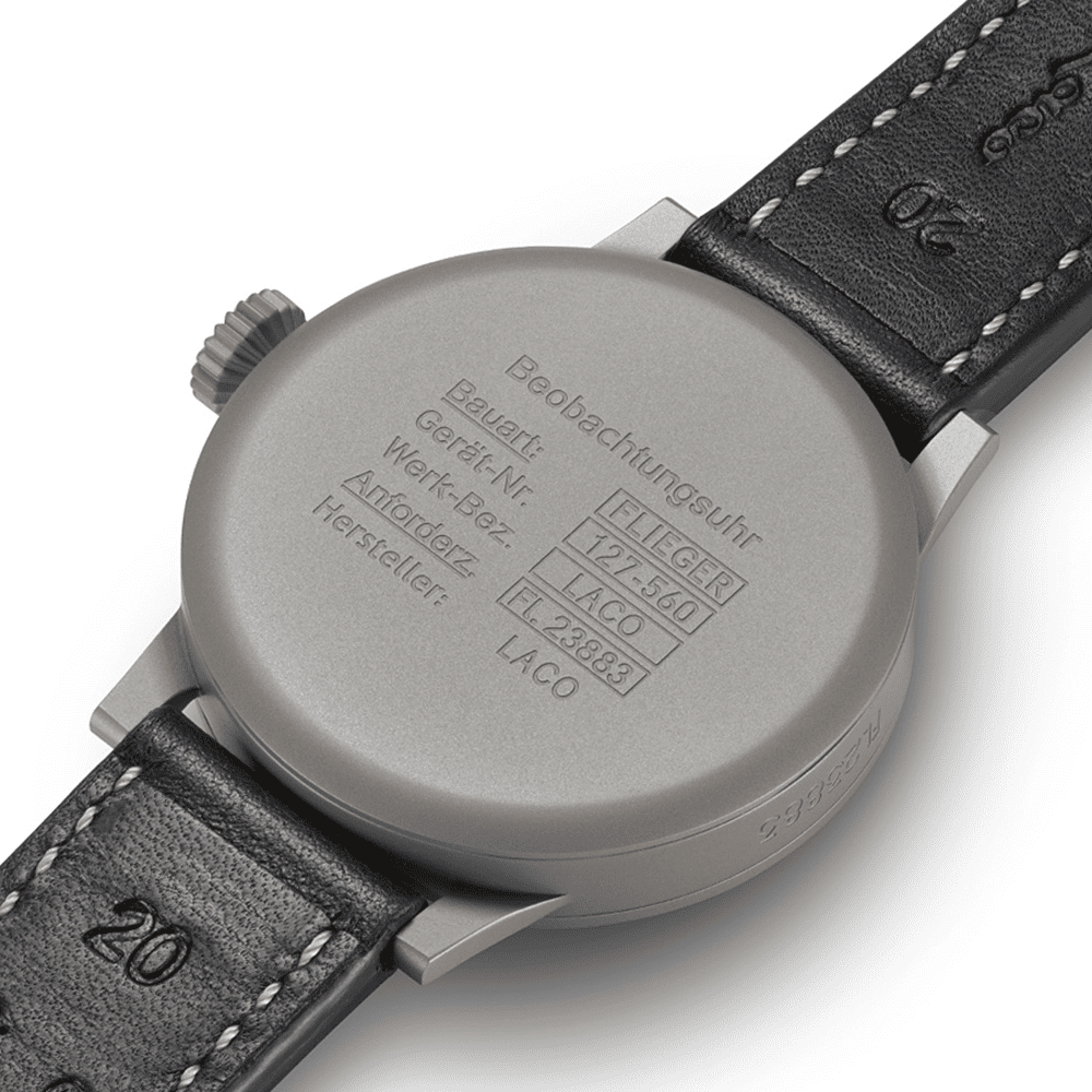 プロフェッショナルのための視認性と機能性に特化 Laco ORIGINAL PILOT Wien42は、暗所での圧倒的な視認性を誇るフル蓄光ダイヤルを搭載し、夜間の作業や航空・軍事関連の任務にも耐えうる仕様を実現した本格ミリタリーウォッチ。Sellita SW200-1をベースにしたLaco200自動巻ムーブメントと、ハック機能（秒針停止装置）により正確な時刻同期も可能で、現代に蘇るプロフェッショナルツールとして高い評価を受けるドイツ製パイロットウォッチ。