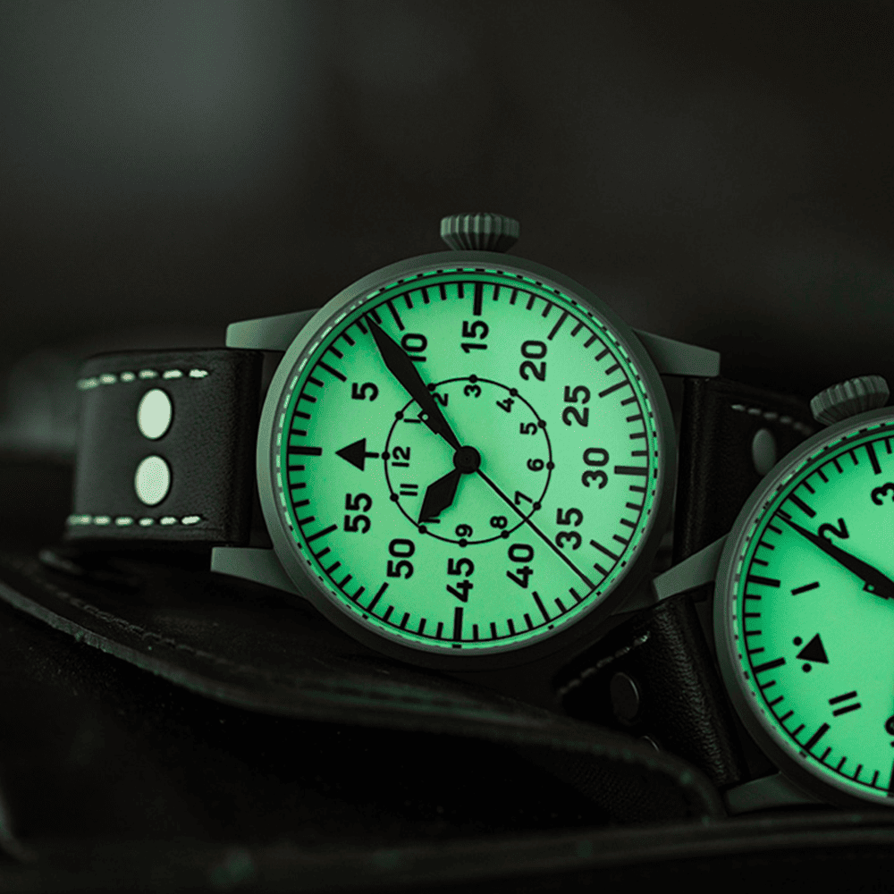 ディテールへの徹底したこだわりに言及 Laco 861893 ORIGINAL PILOT Wien42は、ドイツ時計ブランドLacoの象徴とも言えるフリーガーウール仕様のオリジナルデザインを忠実に再現し、サンドブラスト加工のステンレススチールケース、ヴィンテージ調カーフレザーストラップ、FL23883刻印など、細部まで妥協なき再構築を実現した傑作。クラシカルな外観に、現代の防水性能（10気圧）と精密ムーブメントを融合させた、過去と現在を結ぶタイムピース。