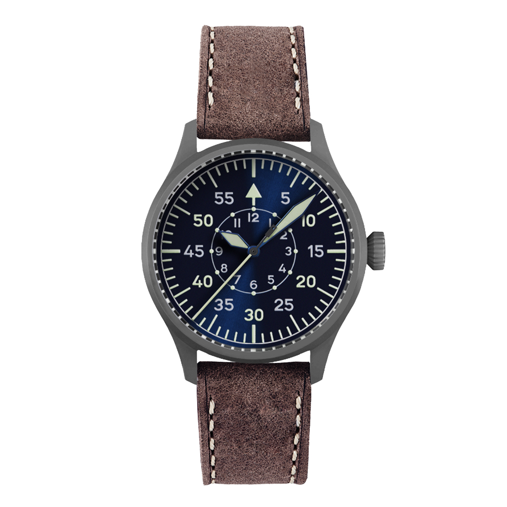 Laco 862142LBL FLIEGER Karlsruhe Pro 日本限定25本モデルは、ダークブルーの文字盤とヴィンテージレザーベルトが特徴の37mm手巻きフリーガー腕時計。1925年創業100周年記念の貴重な日本限定モデル。