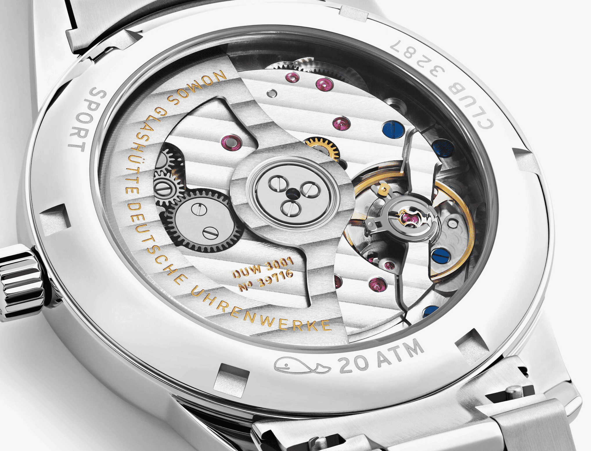 ノモス クラブスポーツ ネオマティック NM746は、37mmサイズとスポーツブレスレットが融合したミニマルかつ実用的なダイバーズテイストモデル。ペトロールグリーンの文字盤が腕元を個性的に演出