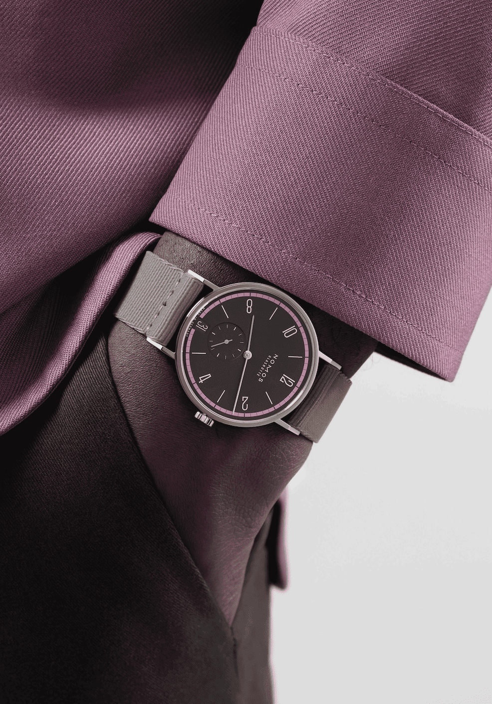 ノモス Tangente 38 Date Tiefseegrau 限定カラー｜世界175本の希少モデル。静けさと気品を併せ持つ深海グレーが魅力の、カラーエディションならではの美しさを体現する1本。