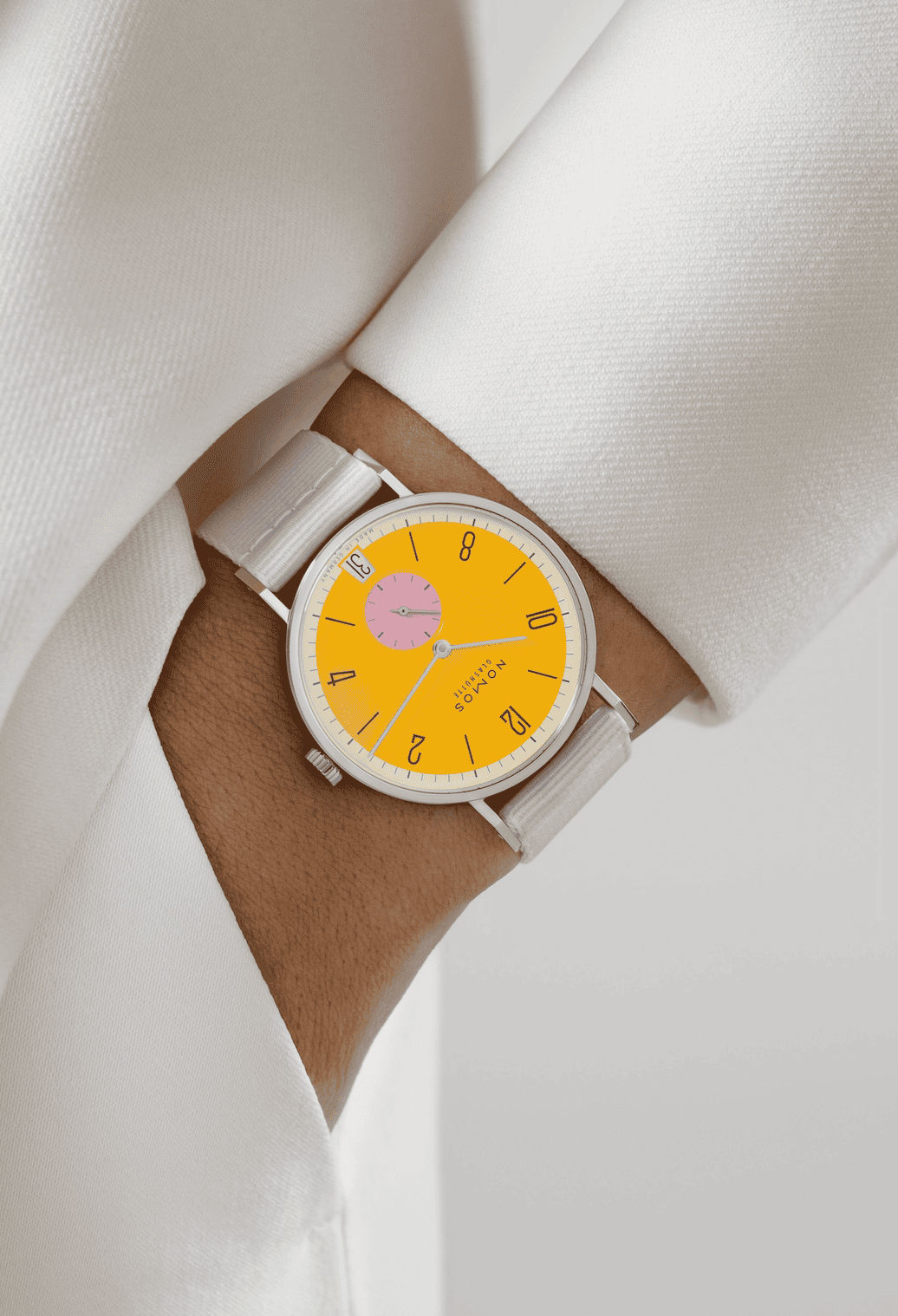 ノモス 限定コレクション Tangente 38 Date Katzengold 175本｜目を引くイエローダイヤルと、31色の個性豊かなカラーバリエーションの中でも際立つ存在。手巻きムーブメント搭載のコレクターズピース。