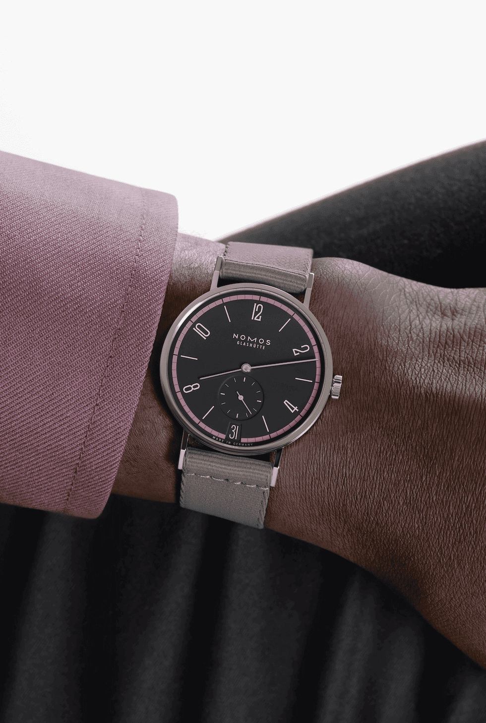 NOMOS Tangente 38 Date Tiefseegrau｜限定175本の深海カラー。ドラゴンフィッシュやダイオウイカのように静かに個性を放つグレーダイヤルは、31色展開の中でも知性とミステリアスさを演出。