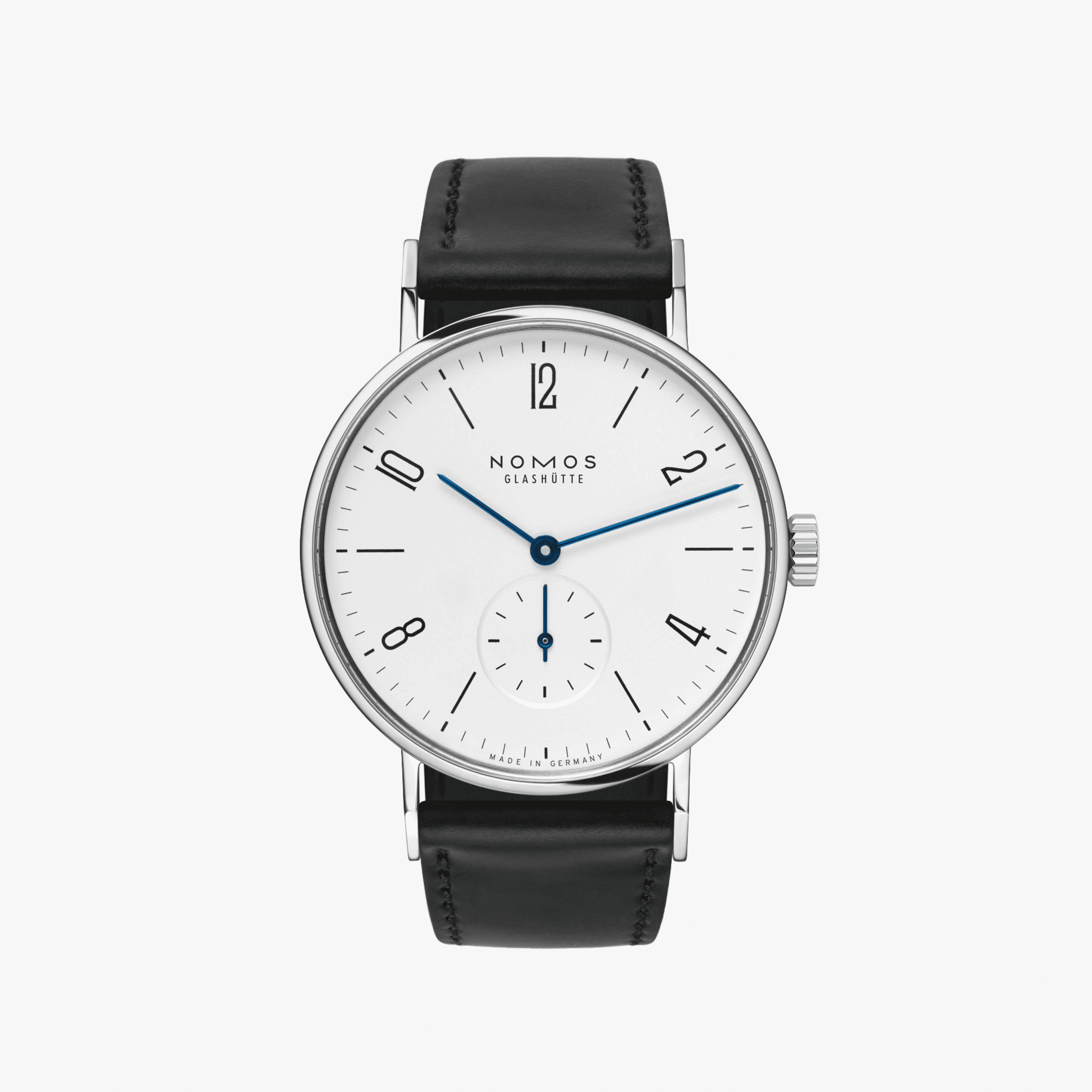NOMOS タンジェント TN1A1W2は、ミニマルデザインと高精度を両立したドイツ製手巻き時計。白銀仕上げの文字盤に青焼きの針、ステンレス製ケース、サファイアクリスタルバックを備え、シンプルを極めた構造美が時計愛好家とミニマリストに支持される一品