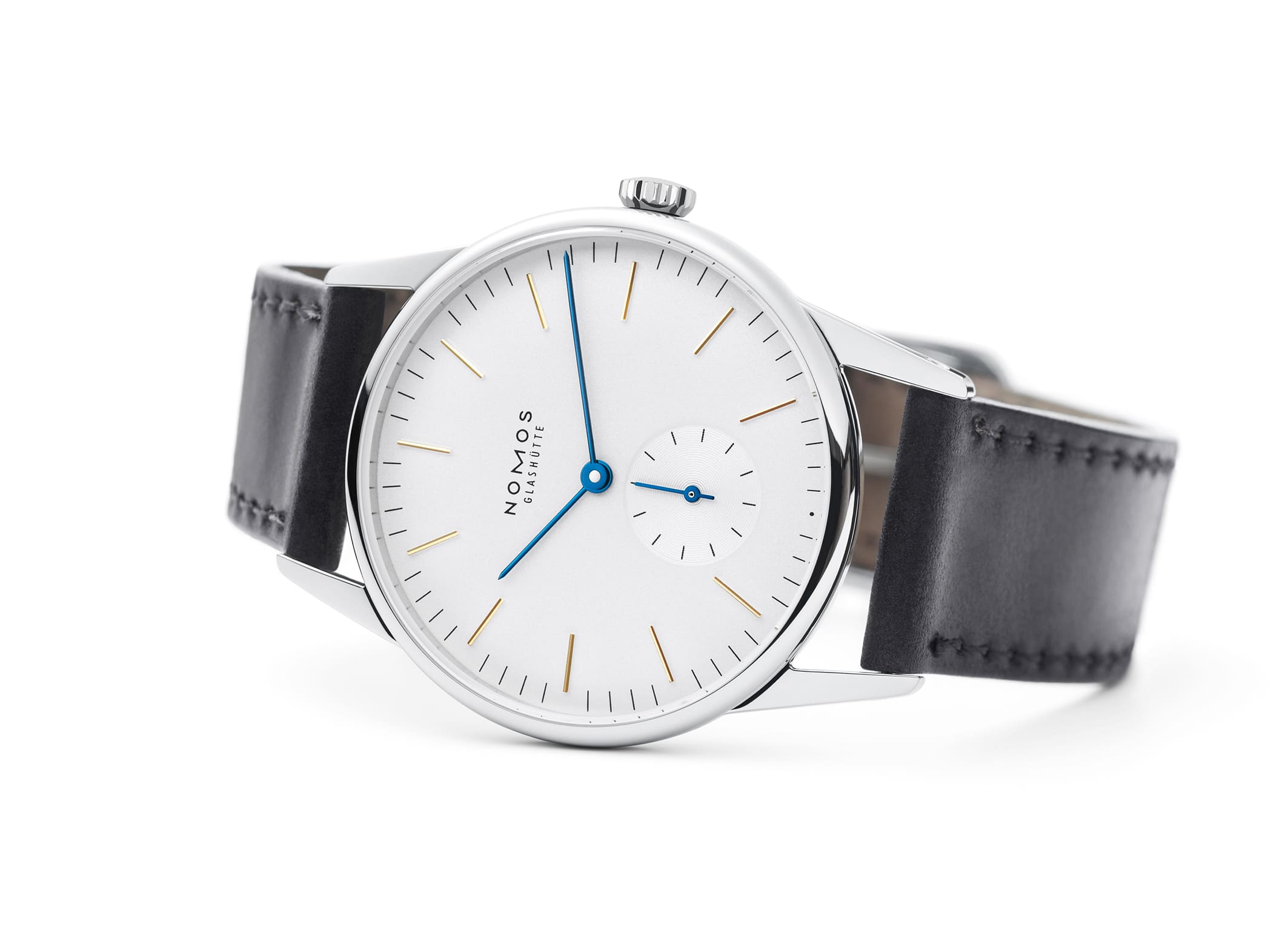 NOMOS Glashütte / Orion 35mm / OR1A3GW2　309オリオンは未来と過去の両方の時間を思い起こさせます。横から見たときのレンズのように湾曲したフォルムはまるで宇宙船のようです。未来も現在もトラディショナルな手巻きキャリバー、ノモスの最初のムーブメント アルファはサファイヤクリスタルガラスのケースバックから見ることができます。ルビー、青焼きのねじ、グラスヒュッテストライプ、サンバースト装飾、そしてノモスペルラージュなどです。