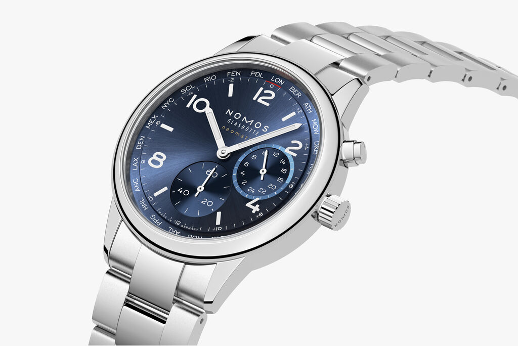 NOMOS Club Sport neomatik ワールドタイマー ブルー NM790は、深みあるブルーダイヤルと薄型ワールドタイム機構が魅力の自動巻き腕時計。旅先でも自宅でも活躍する上質な一本。