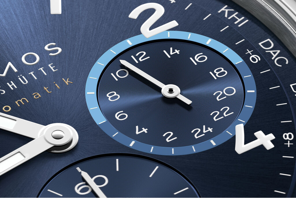 クラブ・スポーツ ネオマティック NM790は、ディープブルーの文字盤がエレガントな存在感を放ち、スポーツ性能と世界時計機能を両立した、ノモスならではの革新的デザインウォッチ。