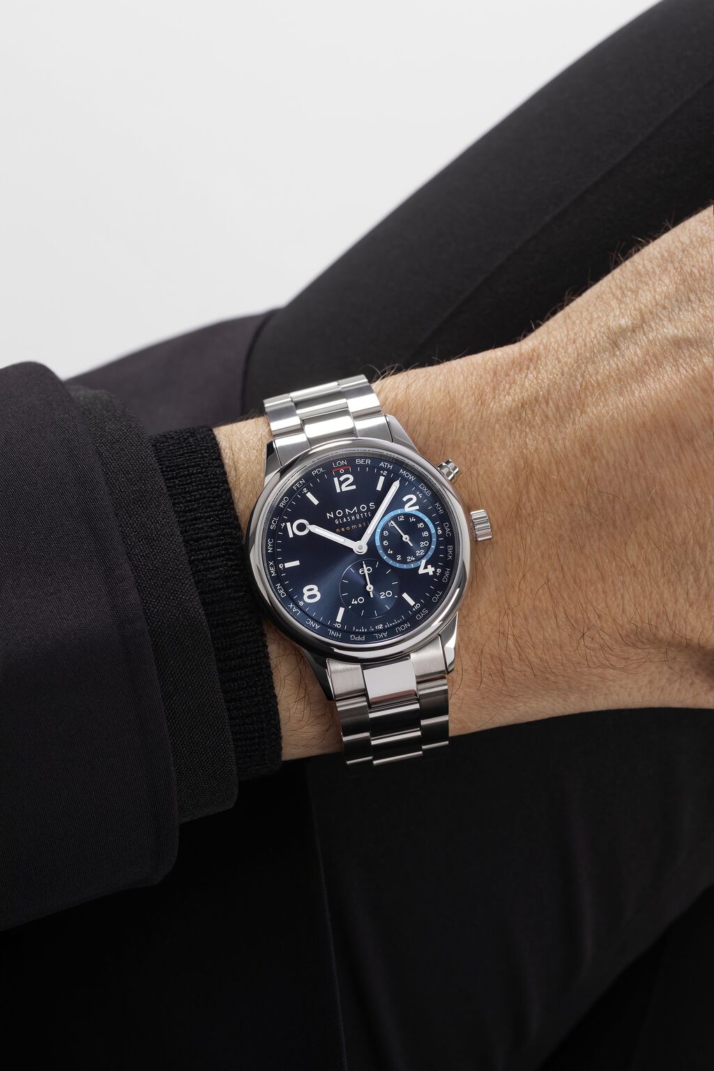 NM790はDUW 3202キャリバーを搭載し、手首で24時間の世界を読み取れる超薄型ワールドタイマー。10気圧防水と蓄光インデックスを備えた、アクティブかつフォーマルにも対応する機械式時計。