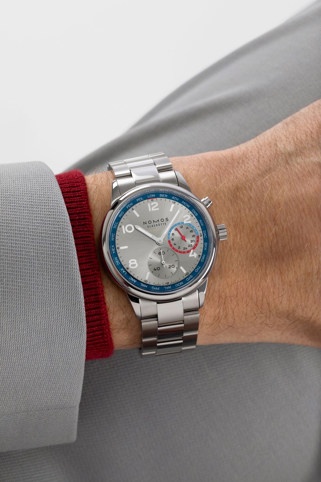 NOMOS NM791は、シルバーダイヤルと洗練されたデザインに、世界一薄いクラスのワールドタイム自動巻き機構を融合させた、旅する人のための本格ドレス・スポーツウォッチ。