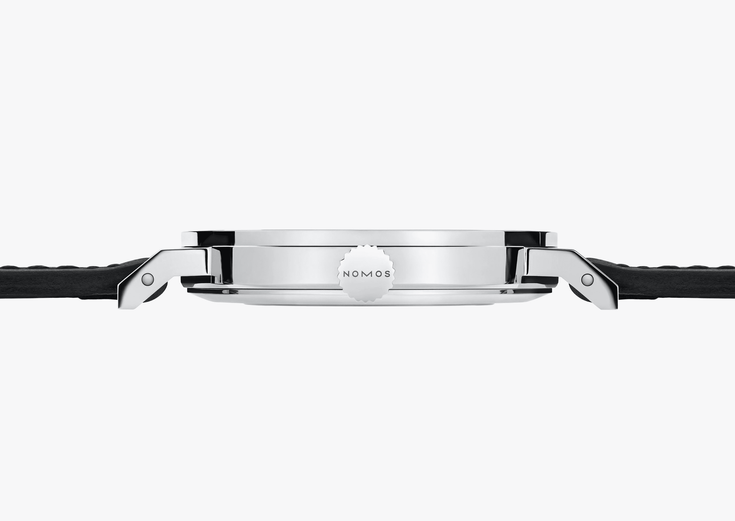 ドイツの名門NOMOS GLASHÜTTEが誇るタンジェント TN1A1W2は、無駄を削ぎ落としたミニマルな造形に、クラフトマンシップが宿る35mmの手巻き腕時計。青焼きの針とコードバンストラップが静かに個性を語り、機能美を愛する時計好きに選ばれる代表モデル