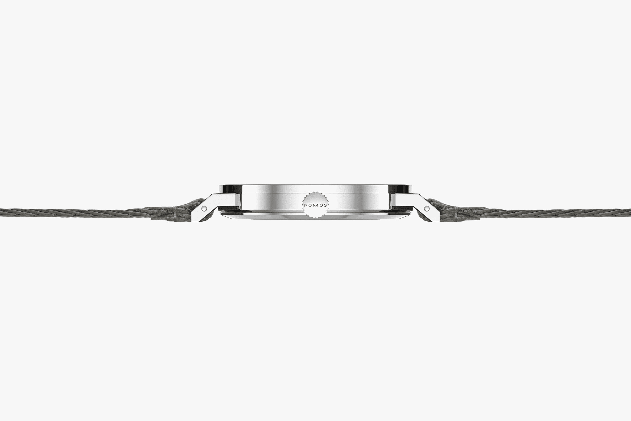 179.S25 Tangente 38 Date Arielは、軽やかな色彩とクラシカルなフォルムを融合させたノモスの手巻きモデル。ユニセックスサイズでレディース人気も高い限定品。