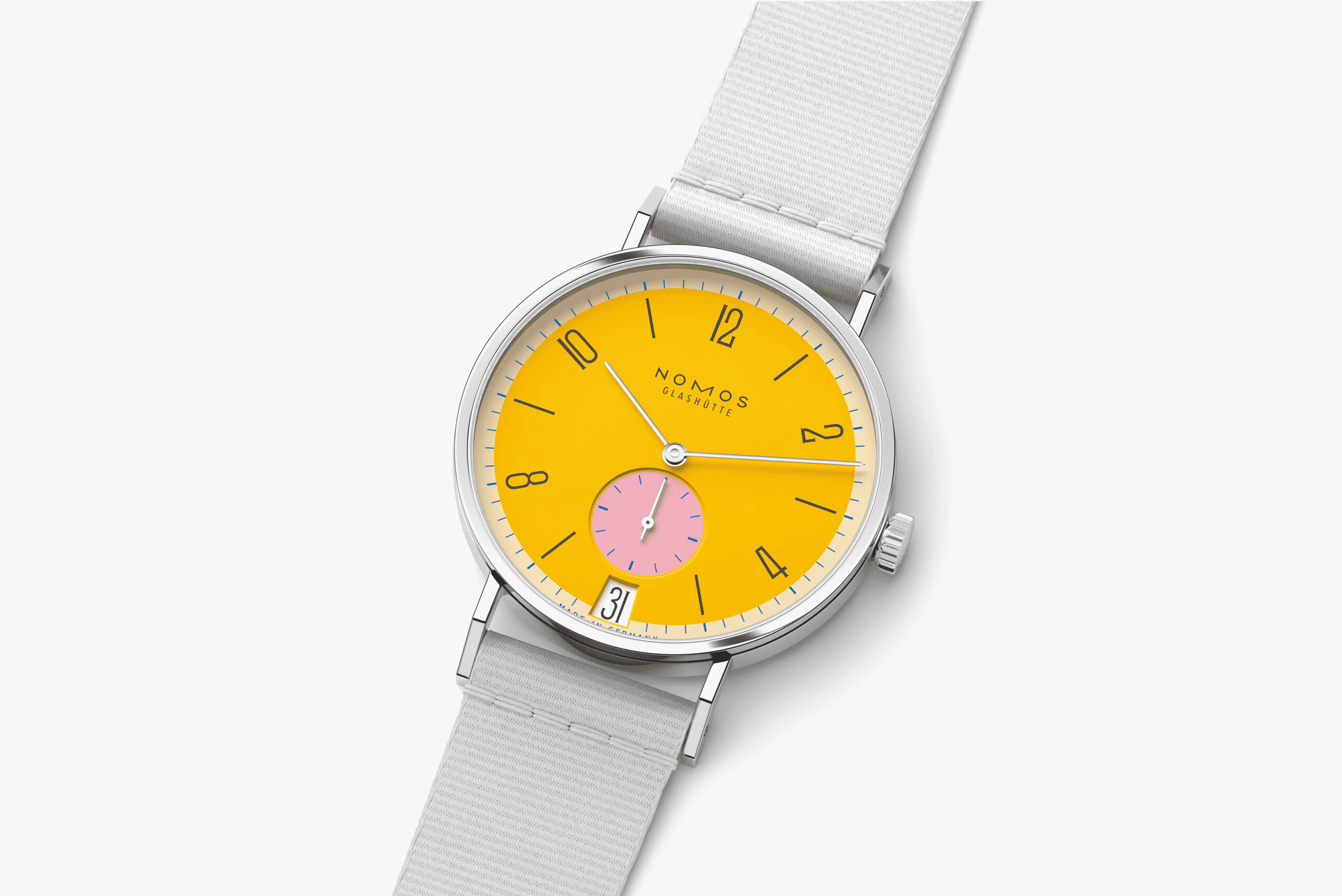 NOMOS Glashütte Tangente 38 Date Katzengold 限定モデル｜31色展開の中でも太陽のように明るいイエローが輝く1本。175本のみ製造された希少な手巻きモデルで、腕元に個性と彩りを添える。