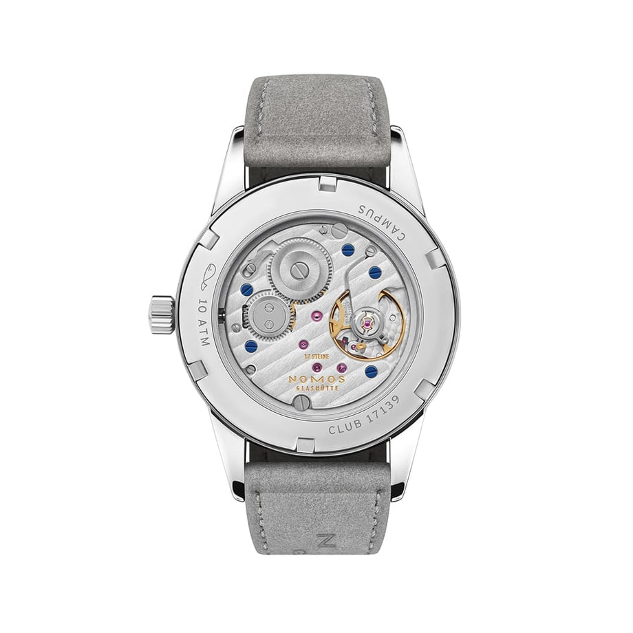 ノモス Club Campus Star Light 36mm NM718.GB ─ コンパクトで腕なじみの良いサイズ感に、元気の出る星明かりのようなカラー。人生の節目を彩る特別な1本。