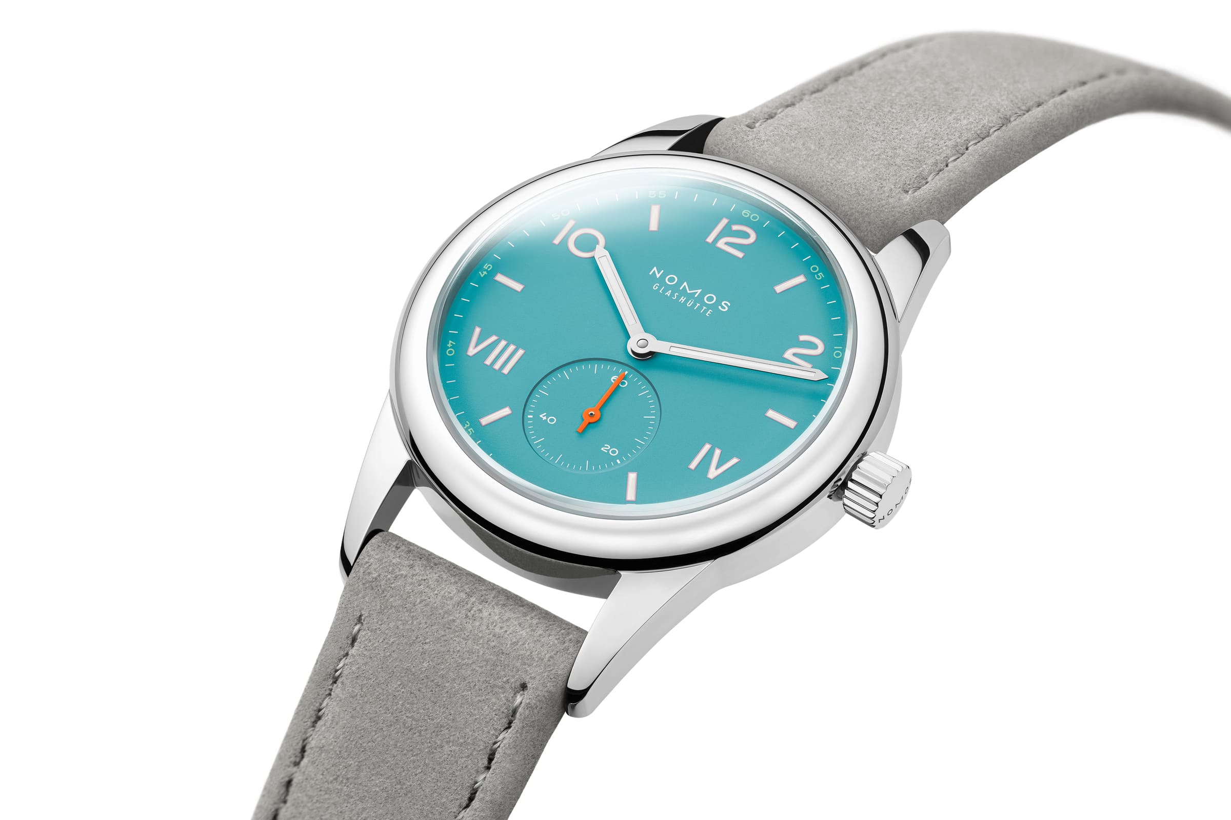 CLUB CAMPUS エンドレスブルー/ NM717.GB新しいスタートにふさわしいカラーとして登場したNOMOS クラブキャンパス「エンドレスブルー」は、大空のようなブルーダイヤルにミントグリーンの分目盛りとバイオレットの縁取りが映える、遊び心と品のあるデザイン。ローマ数字とアラビア数字が混在するユニークなレイアウトに、快適で環境にやさしいカーボンニュートラルなヴィーガンベロアストラップを組み合わせたモデル。36mmと38.5mmの2サイズ展開で、クラシックなブラックポプラ製ボックス入りでお届け。