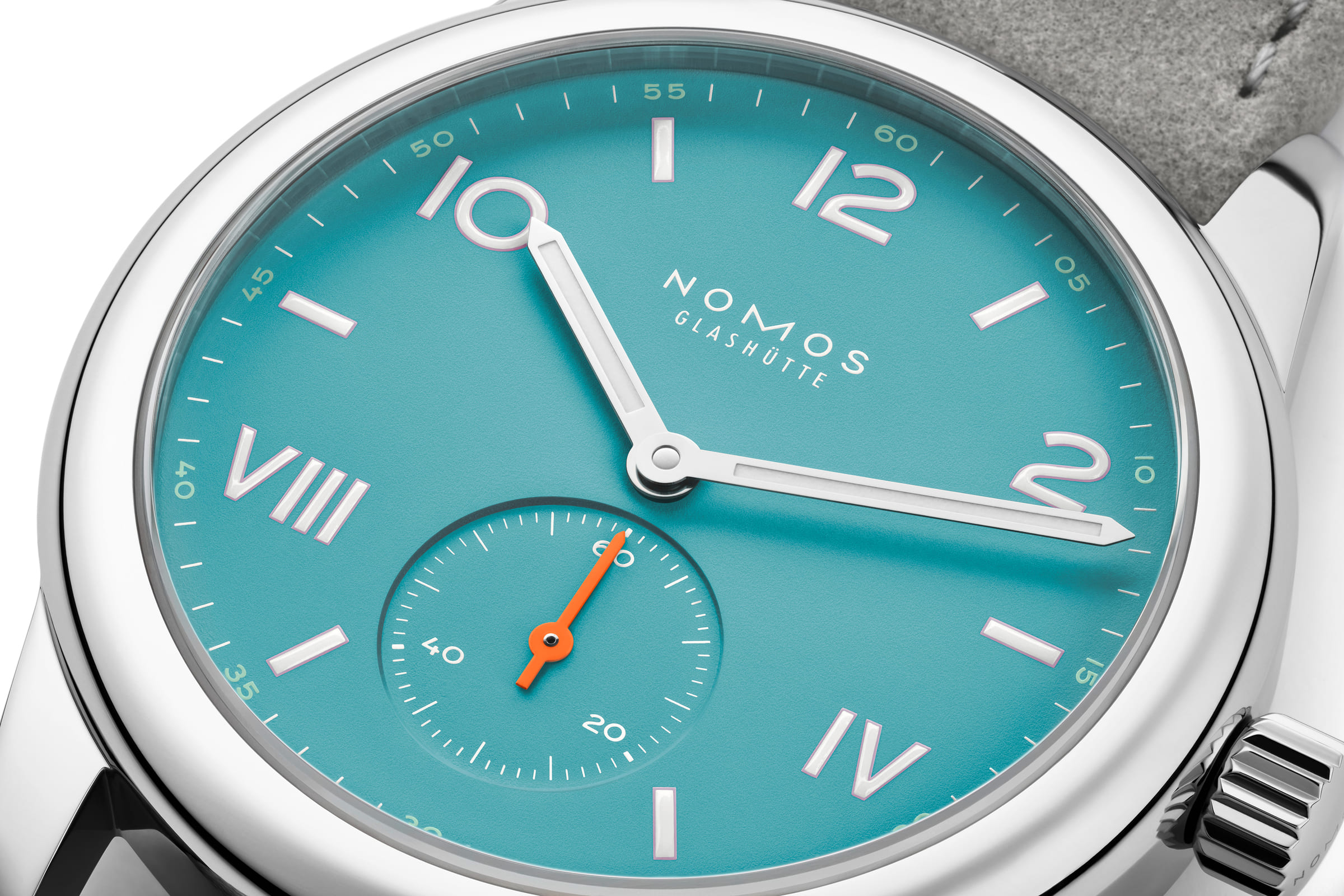 CLUB CAMPUS エンドレスブルー/ NM717.GB新しいスタートにふさわしいカラーとして登場したNOMOS クラブキャンパス「エンドレスブルー」は、大空のようなブルーダイヤルにミントグリーンの分目盛りとバイオレットの縁取りが映える、遊び心と品のあるデザイン。ローマ数字とアラビア数字が混在するユニークなレイアウトに、快適で環境にやさしいカーボンニュートラルなヴィーガンベロアストラップを組み合わせたモデル。36mmと38.5mmの2サイズ展開で、クラシックなブラックポプラ製ボックス入りでお届け。