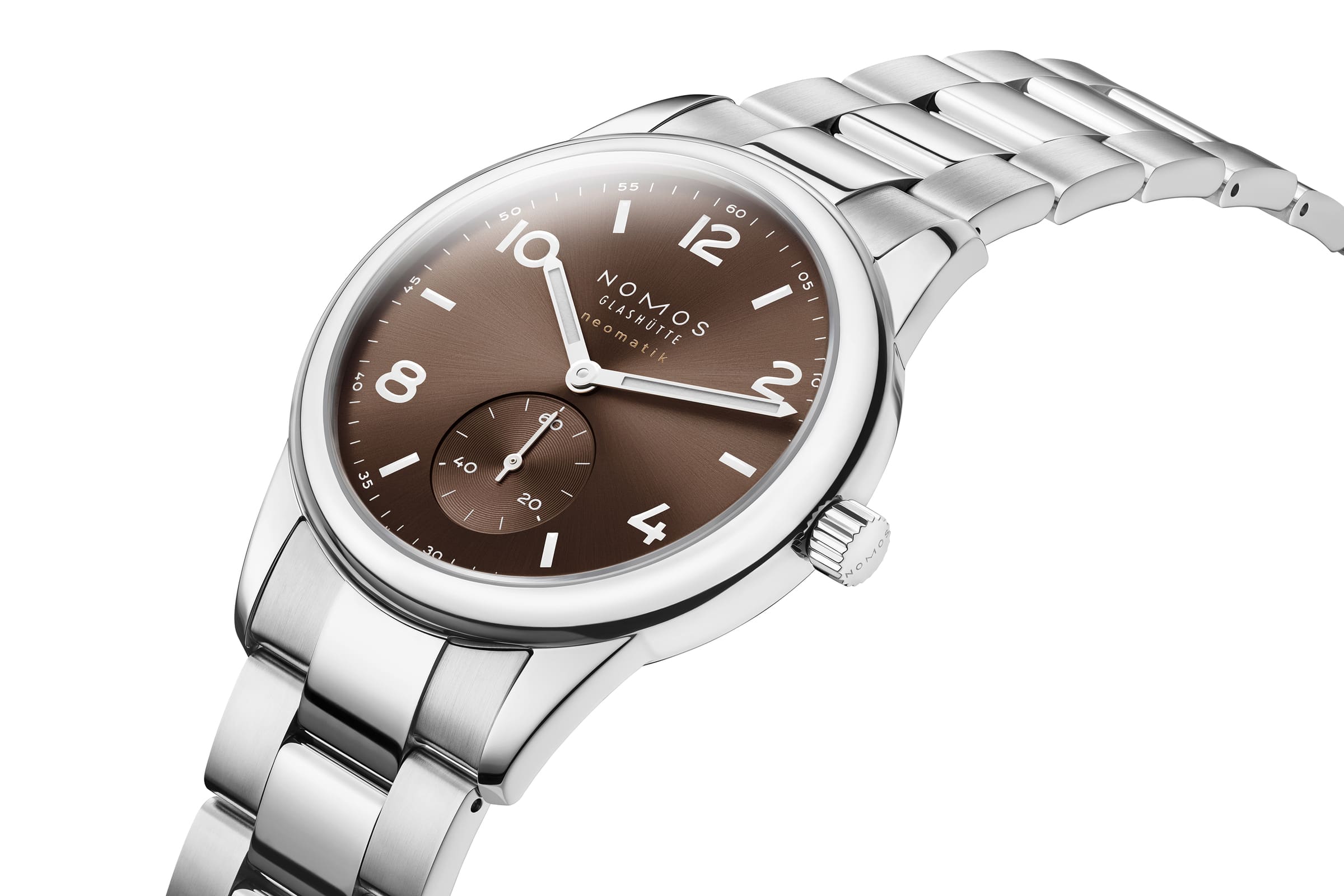 NOMOS（ノモス グラスヒュッテ）の「クラブスポーツ ネオマティック 39 タバコ」NM760は、タバコカラーのサンバースト文字盤が光と調和し、スタイルに深みを与える自動巻き腕時計。ブレスレット一体型ケースと200m防水により、夏のレジャーにも対応するモダンで信頼性の高い1本。