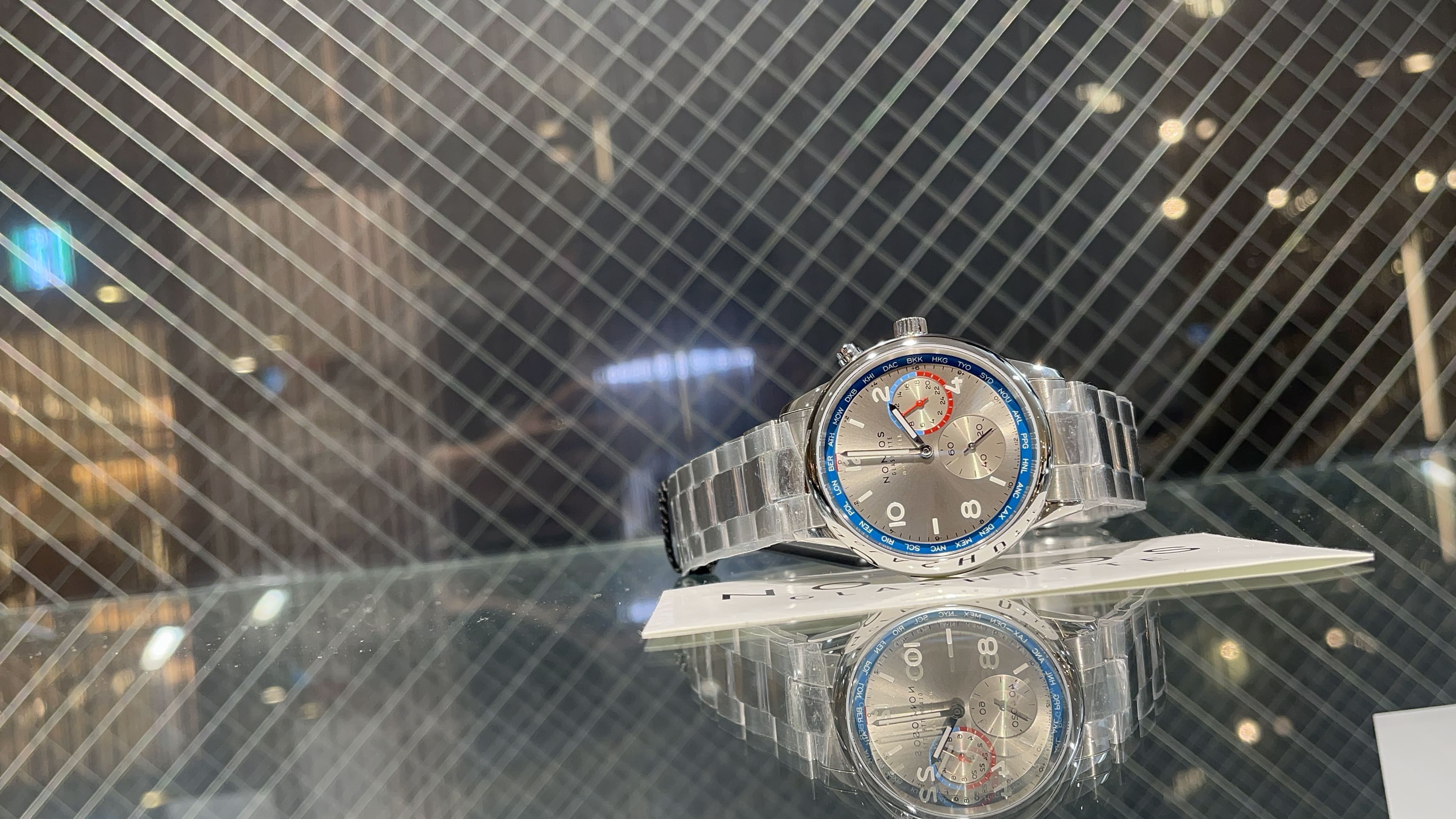 NOMOS NM791は、シルバーダイヤルと洗練されたデザインに、世界一薄いクラスのワールドタイム自動巻き機構を融合させた、旅する人のための本格ドレス・スポーツウォッチ。