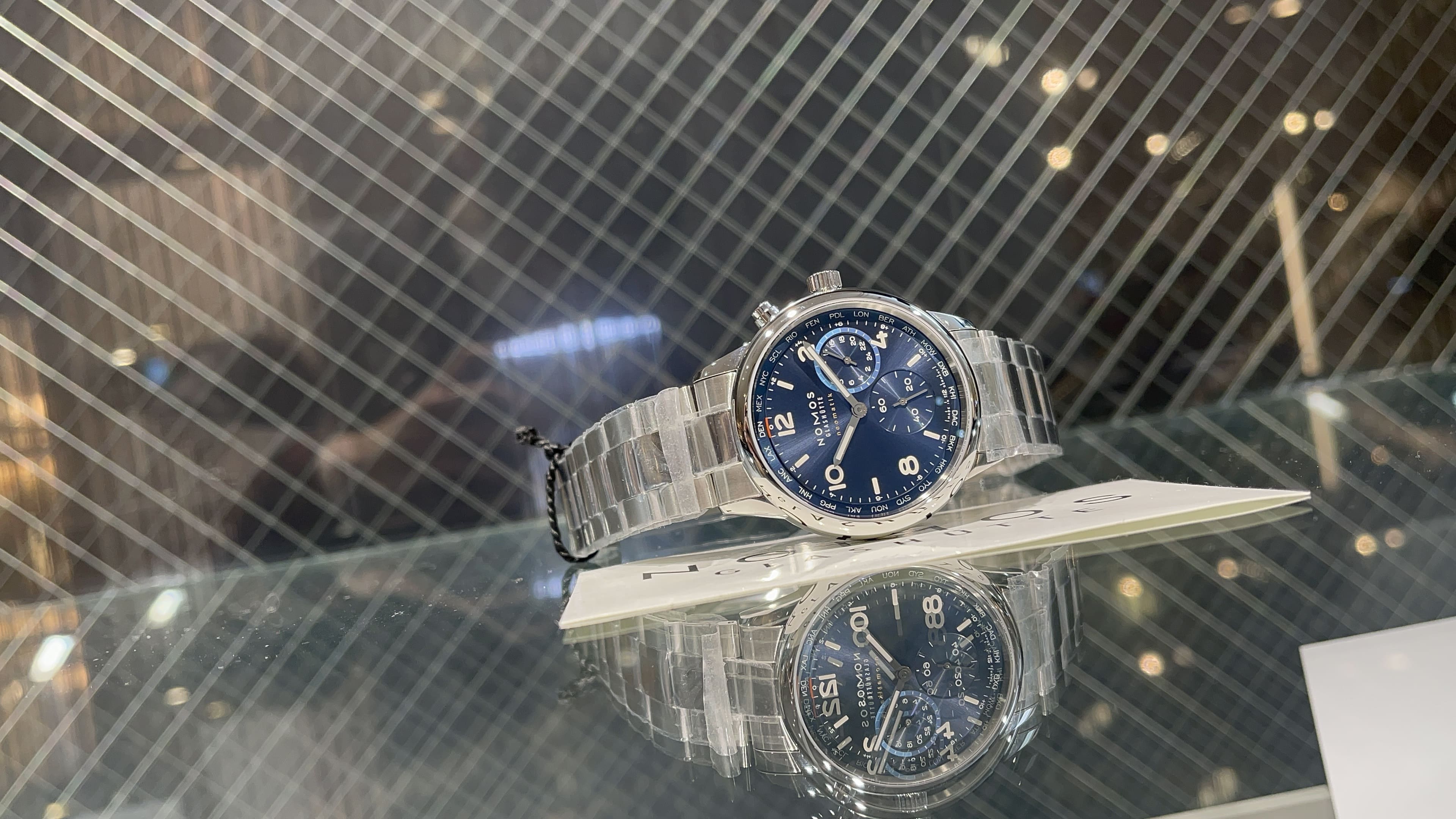 NOMOS Club Sport neomatik ワールドタイマー ブルー NM790は、深みあるブルーダイヤルと薄型ワールドタイム機構が魅力の自動巻き腕時計。旅先でも自宅でも活躍する上質な一本。