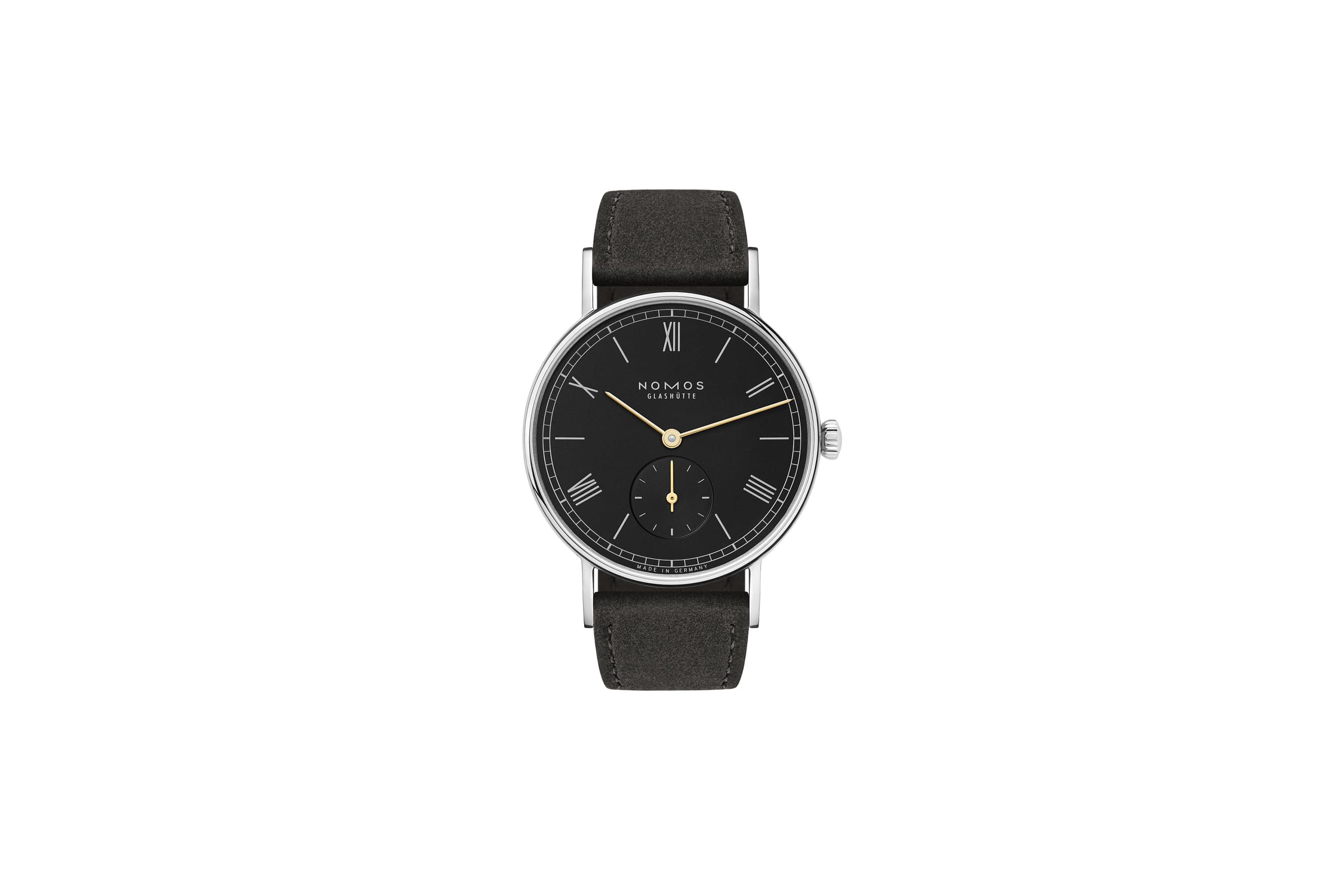NOMOS Glashütte / Ludwig 33 noir / NM227　227繊細でエレガント、洗練された黒。  ノモス グラスヒュッテの新しい「ラドウィッグ 33 ノワール」は、夕刻の劇場やレセプション、ガラディナーなどで装うのにピッタリです。  ブラックの文字盤にゴールドの針。心地よい丸みを帯びた直径33ミリのケースに細身のベゼル。ストラップは暖かみのあるアンスラサイトカラーのベロアレザーを使いました。  カーブしたラグと優しい丸みを帯びたケースが快適な着け心地を実現し、アンスラサイトのベロアレザーストラップがラドウィッグの洗練性を引き立てます。  ローマン数字、わずかにくぼんだ秒針のサブダイヤル、伝統的なレイルウエイミニッツトラックを配したブラックの文字盤上を回るのは煌めくゴールドの3針。エレガントさを見事にアピールします。  ムーブメントは高精度で信頼性の高い手巻きキャリバー「α（アルファ）」を搭載。薄型のムーブメントのため時計全体のスリムなプロポーションに貢献しています。  女性はもちろん、男性にもお着けいただける小ぶりなサイズです。  シースルーバックの裏蓋からは丁寧な仕上げが施されたム