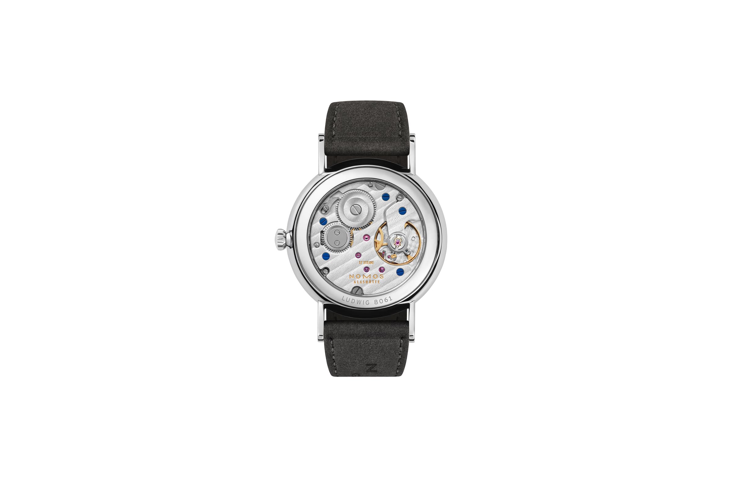 NOMOS Glashütte / Ludwig 33 noir / NM227　227繊細でエレガント、洗練された黒。  ノモス グラスヒュッテの新しい「ラドウィッグ 33 ノワール」は、夕刻の劇場やレセプション、ガラディナーなどで装うのにピッタリです。  ブラックの文字盤にゴールドの針。心地よい丸みを帯びた直径33ミリのケースに細身のベゼル。ストラップは暖かみのあるアンスラサイトカラーのベロアレザーを使いました。  カーブしたラグと優しい丸みを帯びたケースが快適な着け心地を実現し、アンスラサイトのベロアレザーストラップがラドウィッグの洗練性を引き立てます。  ローマン数字、わずかにくぼんだ秒針のサブダイヤル、伝統的なレイルウエイミニッツトラックを配したブラックの文字盤上を回るのは煌めくゴールドの3針。エレガントさを見事にアピールします。  ムーブメントは高精度で信頼性の高い手巻きキャリバー「α（アルファ）」を搭載。薄型のムーブメントのため時計全体のスリムなプロポーションに貢献しています。  女性はもちろん、男性にもお着けいただける小ぶりなサイズです。  シースルーバックの裏蓋からは丁寧な仕上げが施されたム