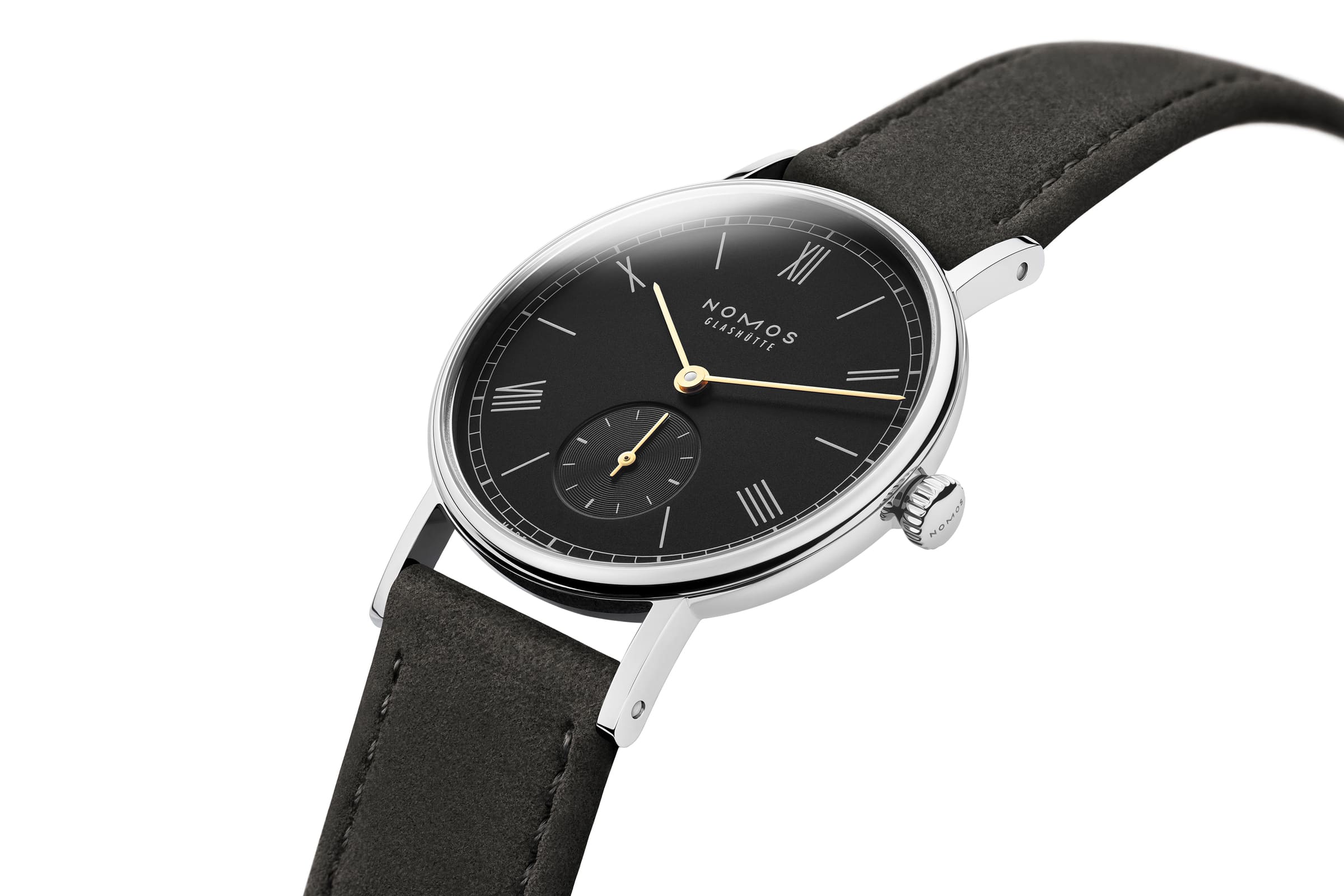 NOMOS Glashütte / Ludwig 33 noir / NM227　227繊細でエレガント、洗練された黒。  ノモス グラスヒュッテの新しい「ラドウィッグ 33 ノワール」は、夕刻の劇場やレセプション、ガラディナーなどで装うのにピッタリです。  ブラックの文字盤にゴールドの針。心地よい丸みを帯びた直径33ミリのケースに細身のベゼル。ストラップは暖かみのあるアンスラサイトカラーのベロアレザーを使いました。  カーブしたラグと優しい丸みを帯びたケースが快適な着け心地を実現し、アンスラサイトのベロアレザーストラップがラドウィッグの洗練性を引き立てます。  ローマン数字、わずかにくぼんだ秒針のサブダイヤル、伝統的なレイルウエイミニッツトラックを配したブラックの文字盤上を回るのは煌めくゴールドの3針。エレガントさを見事にアピールします。  ムーブメントは高精度で信頼性の高い手巻きキャリバー「α（アルファ）」を搭載。薄型のムーブメントのため時計全体のスリムなプロポーションに貢献しています。  女性はもちろん、男性にもお着けいただける小ぶりなサイズです。  シースルーバックの裏蓋からは丁寧な仕上げが施されたム