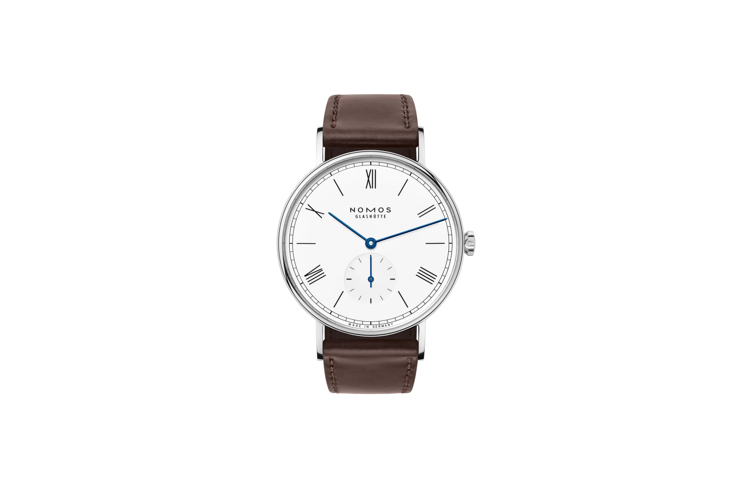 NOMOS GLASHÜTTE  Ludwig 38 enamel white / LD1A2EW238　237新たな装いの「ラドウィッグ 38」。お馴染みのクラシカルなデザインに、光沢のあるホワイトエナメルの文字盤をご用意しました。時計内部では定番の手巻きモデル「アルファ」が休むことなく時を刻み続けます。