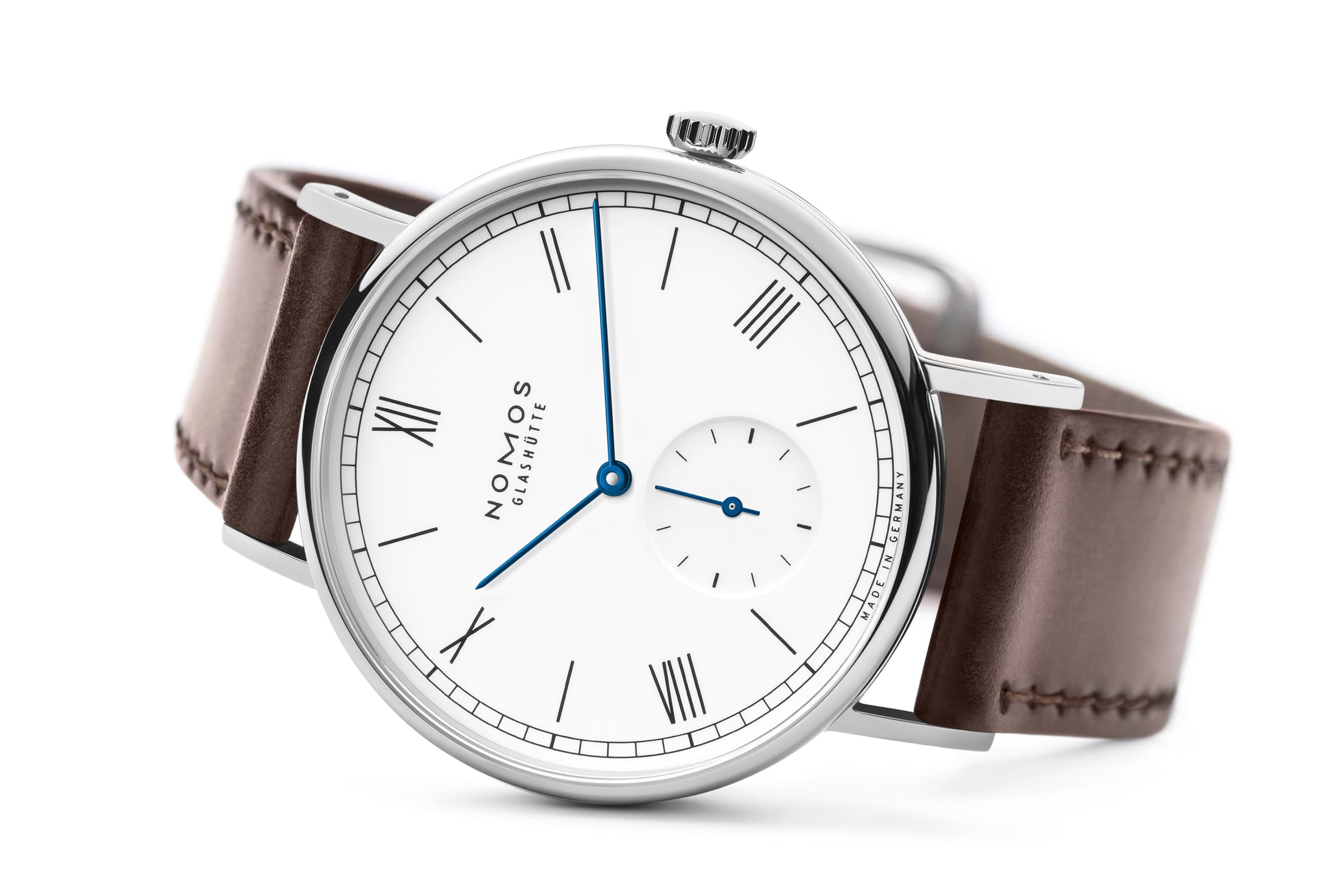 NOMOS GLASHÜTTE  Ludwig 38 enamel white / LD1A2EW238　237新たな装いの「ラドウィッグ 38」。お馴染みのクラシカルなデザインに、光沢のあるホワイトエナメルの文字盤をご用意しました。時計内部では定番の手巻きモデル「アルファ」が休むことなく時を刻み続けます。
