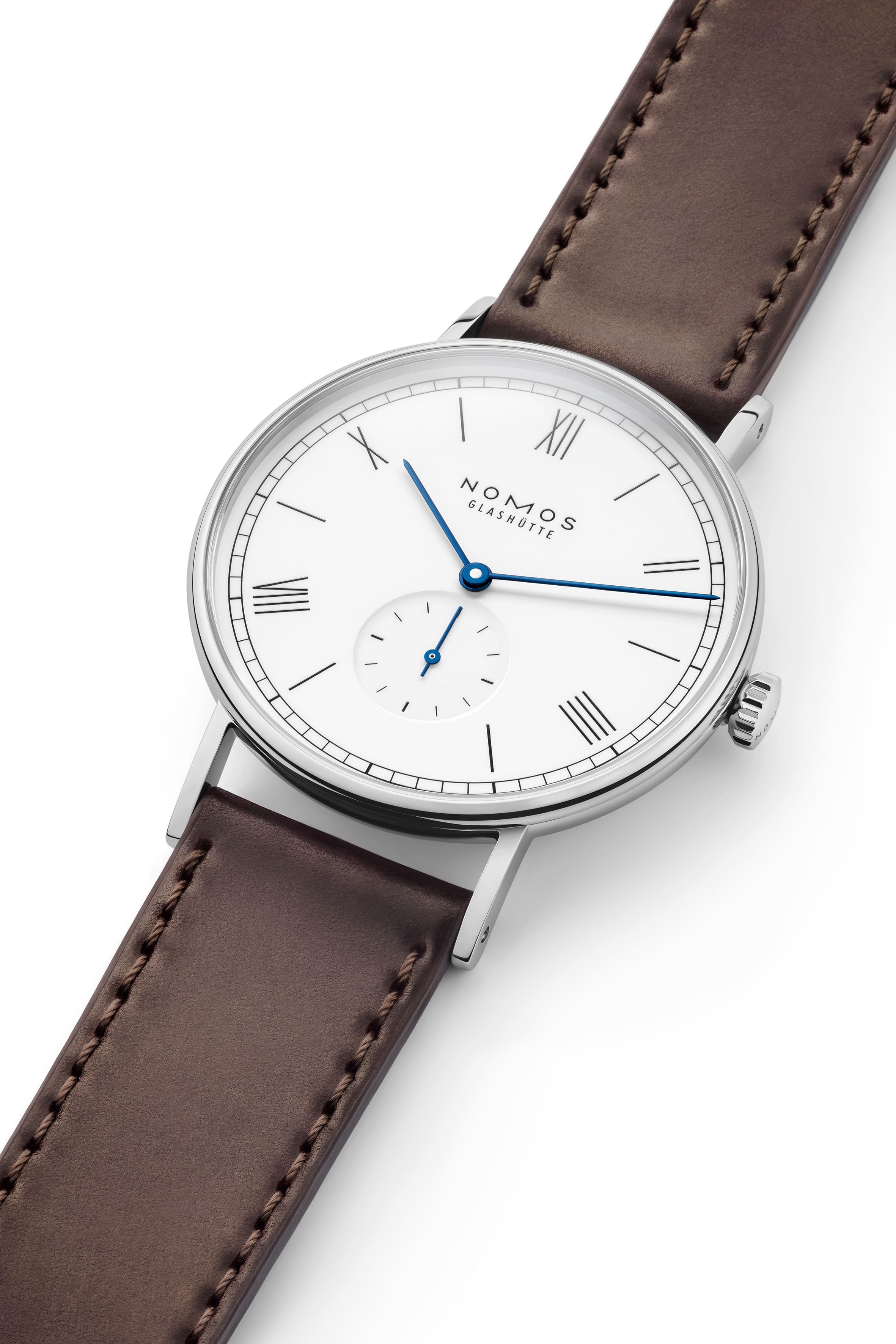 NOMOS GLASHÜTTE  Ludwig 38 enamel white / LD1A2EW238　237新たな装いの「ラドウィッグ 38」。お馴染みのクラシカルなデザインに、光沢のあるホワイトエナメルの文字盤をご用意しました。時計内部では定番の手巻きモデル「アルファ」が休むことなく時を刻み続けます。