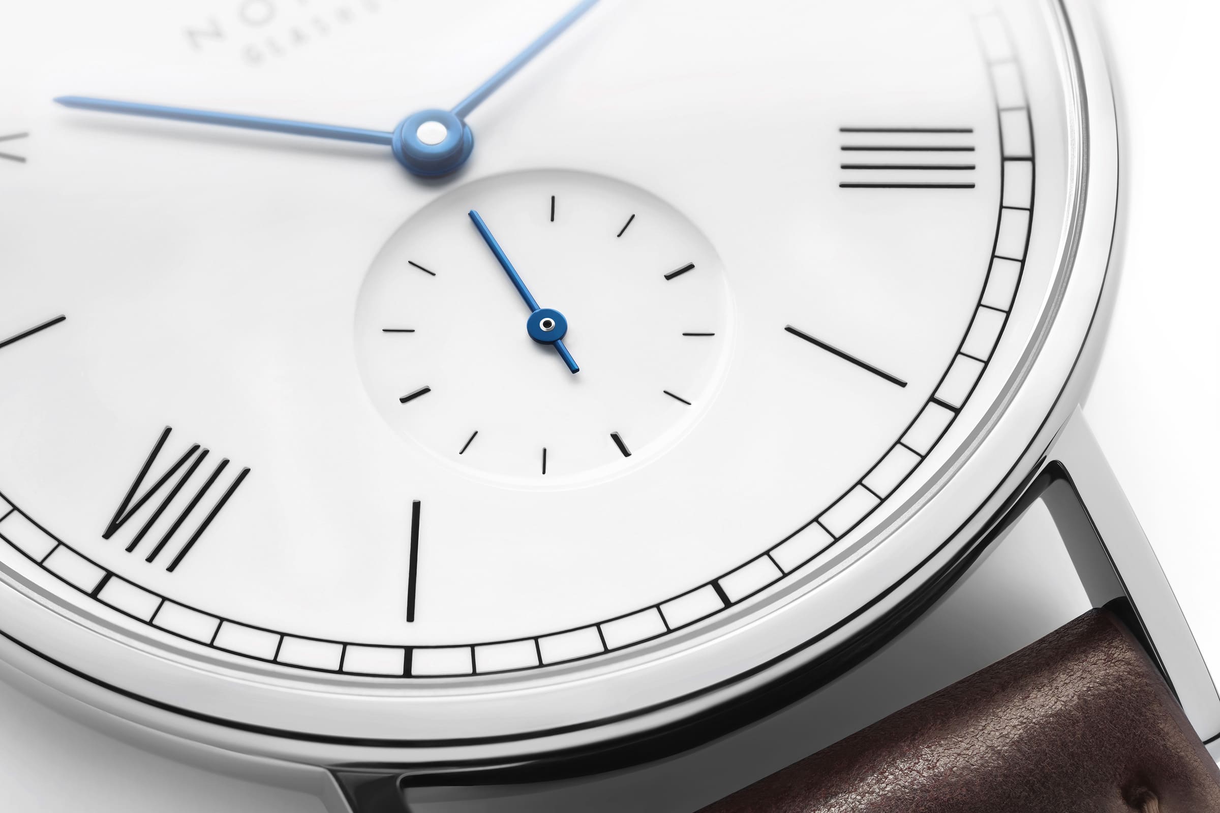 NOMOS GLASHÜTTE  Ludwig 38 enamel white / LD1A2EW238　237新たな装いの「ラドウィッグ 38」。お馴染みのクラシカルなデザインに、光沢のあるホワイトエナメルの文字盤をご用意しました。時計内部では定番の手巻きモデル「アルファ」が休むことなく時を刻み続けます。