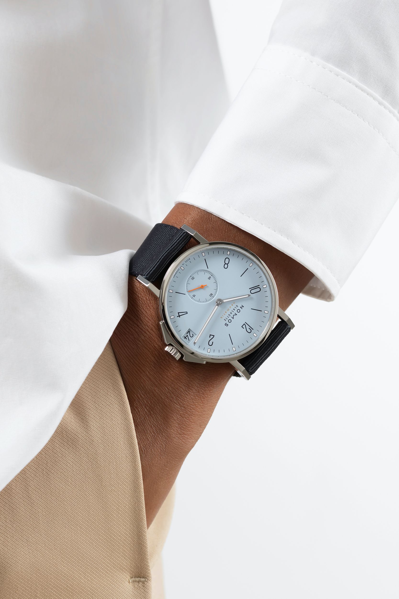 NOMOS アホイ ネオマティック 38 デイト スカイ 着用画像 NOMOSGLASHÜTTE＋FORTUNE TIME 表参道ヒルズ店