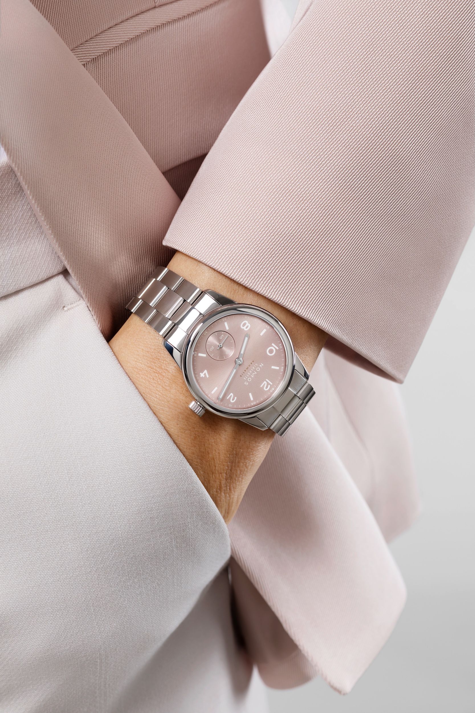 NOMOS クラブ・スポーツ ネオマティック 34 ロゼ 着用画像 NOMOSGLASHÜTTE＋FORTUNE TIME 表参道ヒルズ店