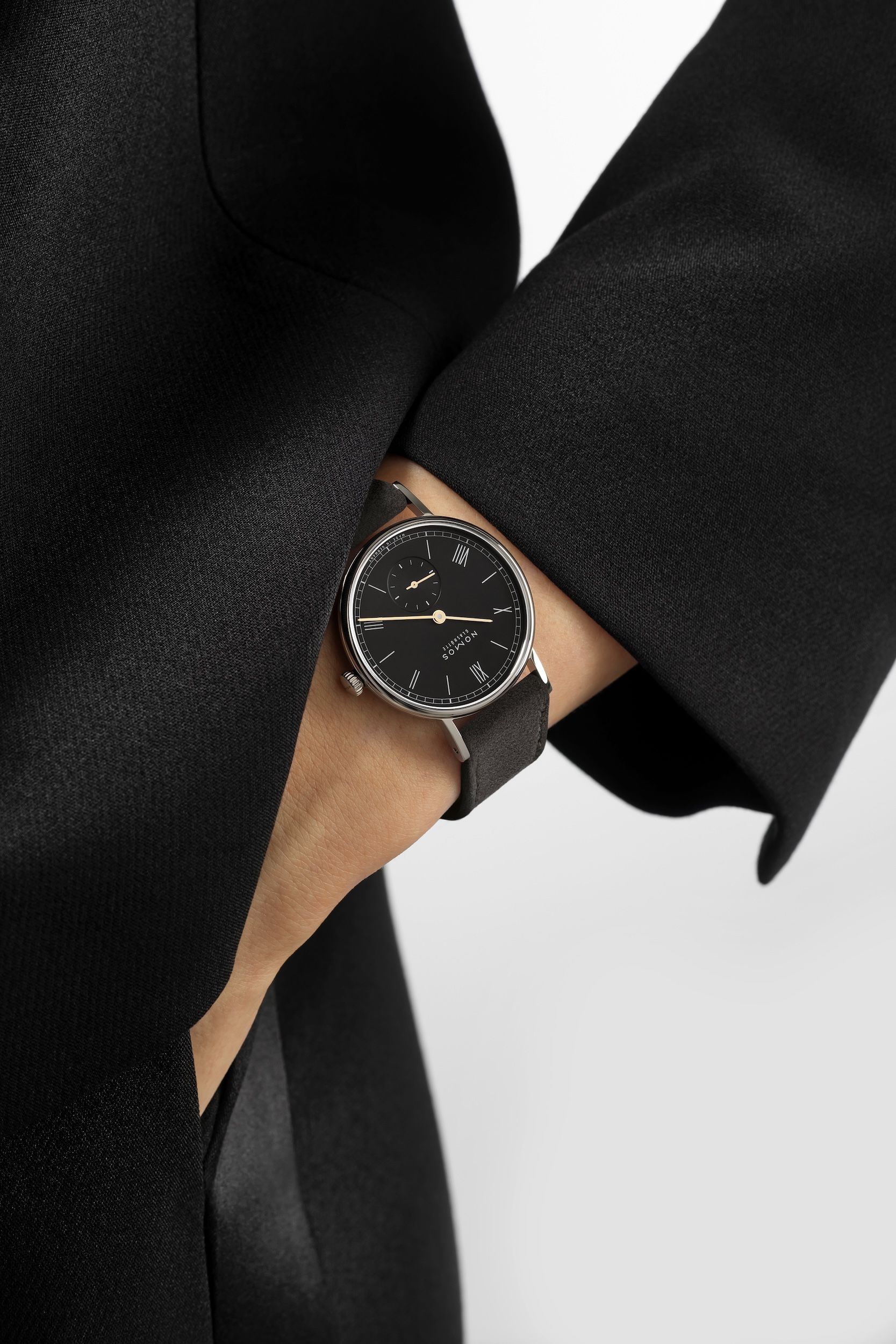 NOMOS ラドウィッグ 33 ノワール 着用画像 NOMOSGLASHÜTTE＋FORTUNE TIME 表参道ヒルズ店