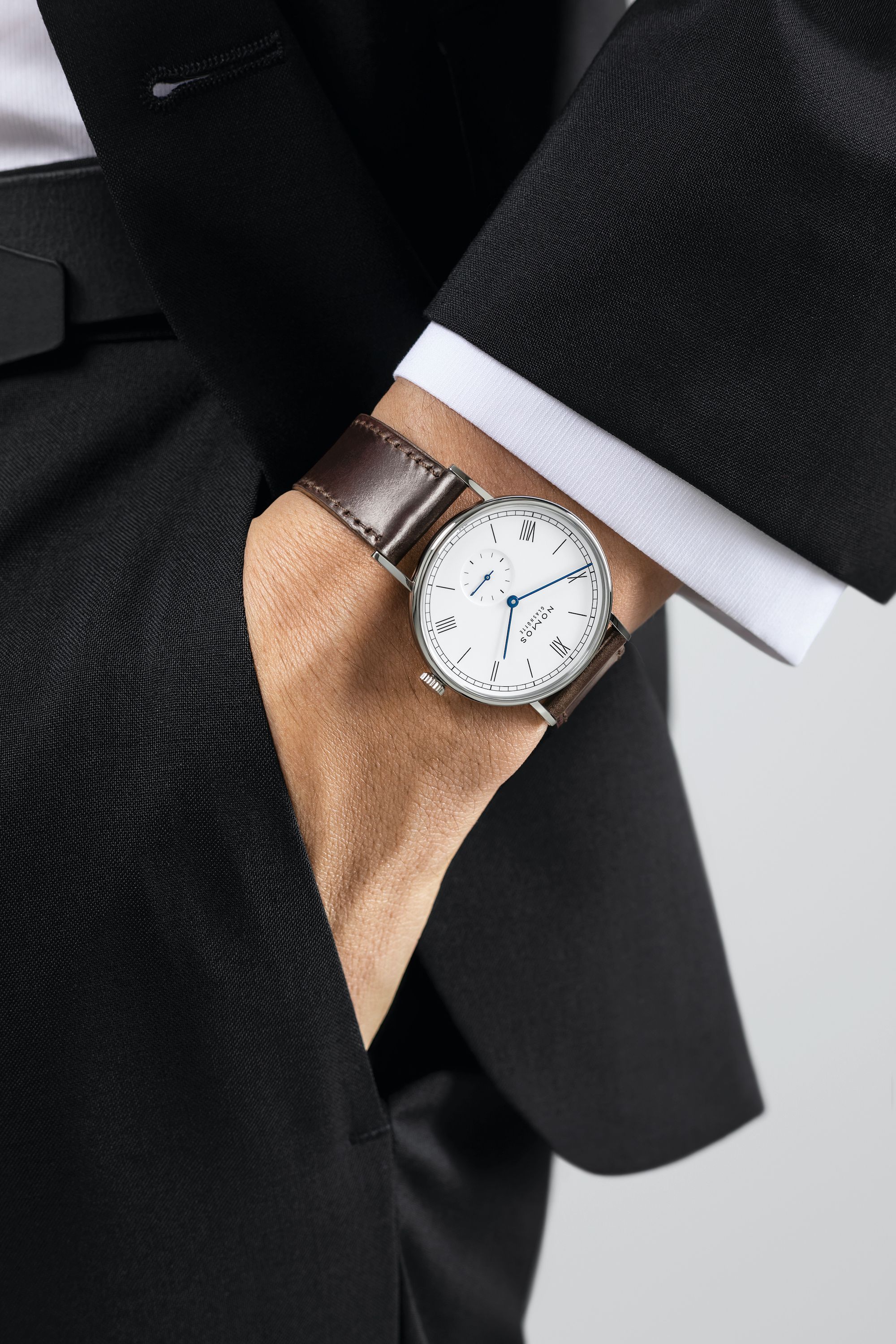 NOMOS ラドウィッグ 38 エナメルホワイト 着用画像1 NOMOSGLASHÜTTE＋FORTUNE TIME 表参道ヒルズ店